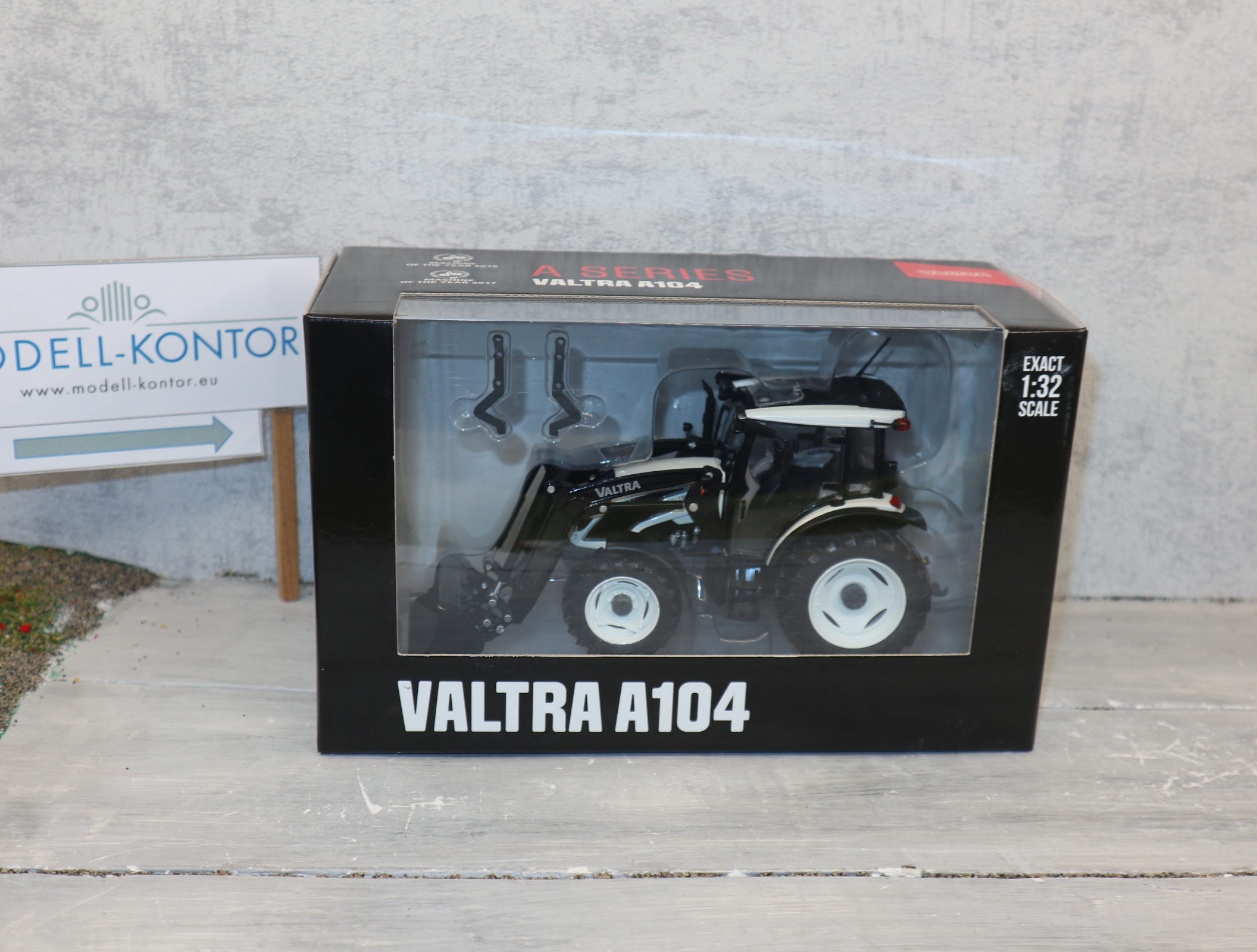 ROS 301542 in 1:32 VALTRA A104 weiß mit Frontlader NEU in OVP