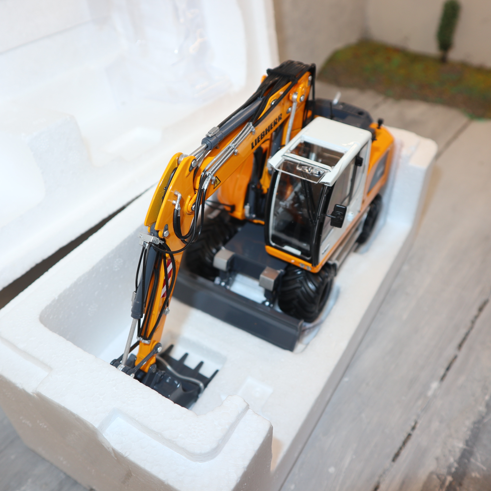 AT Collections 3200140 in 1:32  LIEBHERR A916 4WD Radbagger in gelb mit NOKIAN-Reifen NEU in OVP