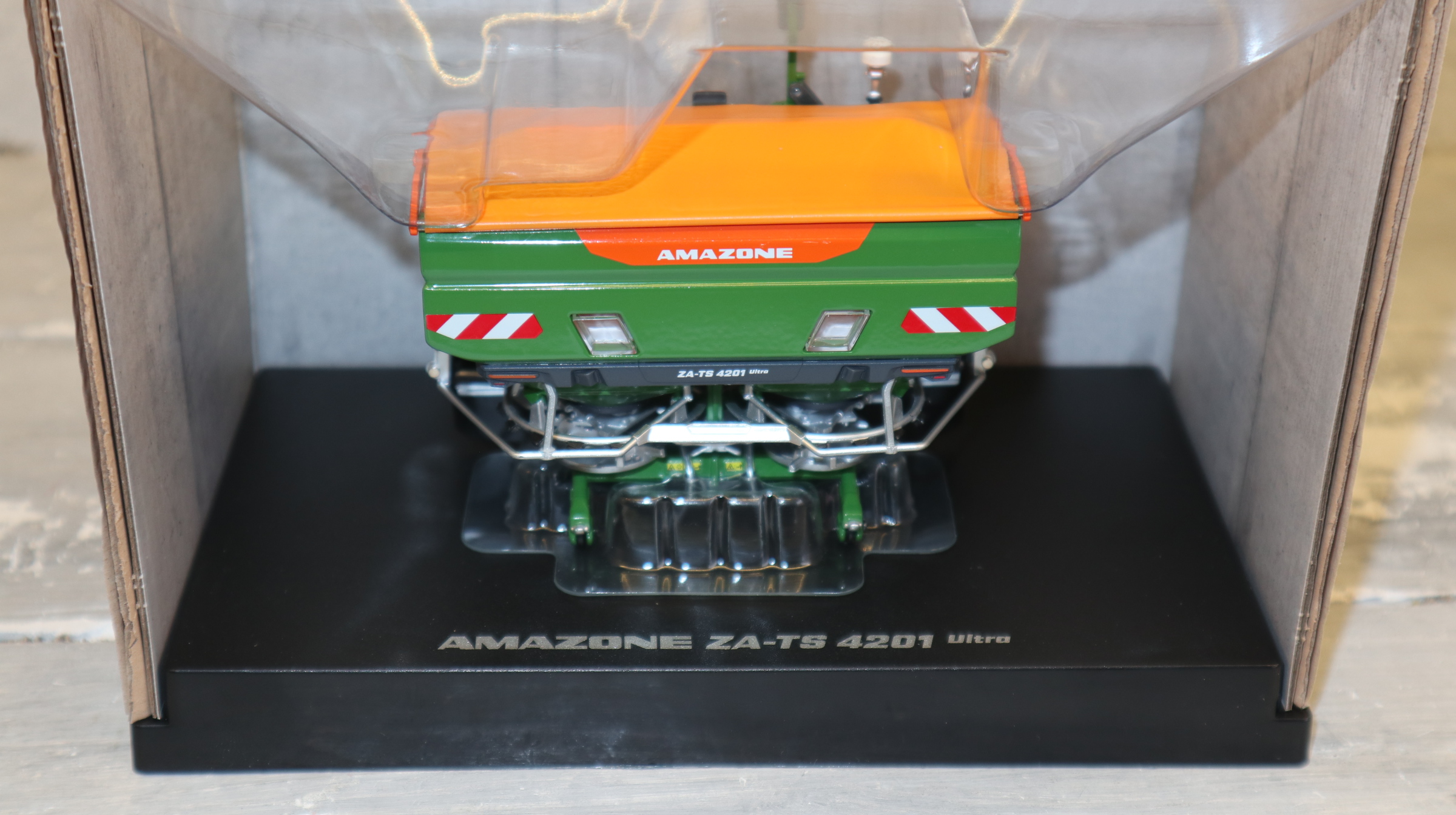Universal Hobbies UH 6801 in 1:32,  AMAZONE ZA-TS 4201 Ultra Streuer  Neu in OVP