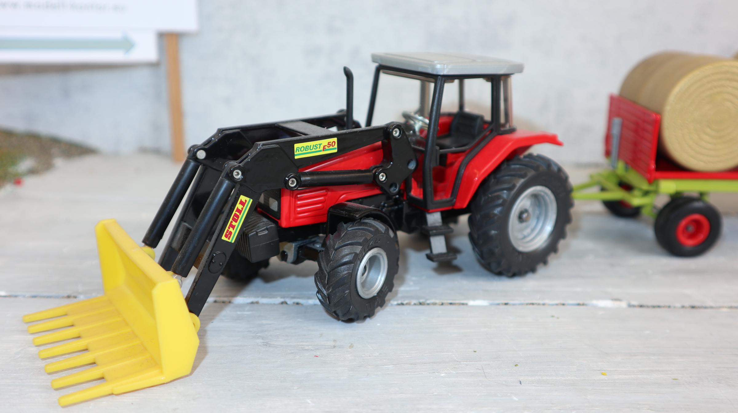 Siku 3955 in 1:32,  Massey Ferguson 4270 mit Ballenanhänger, Version 2 , STOLL,  NEU in OVP