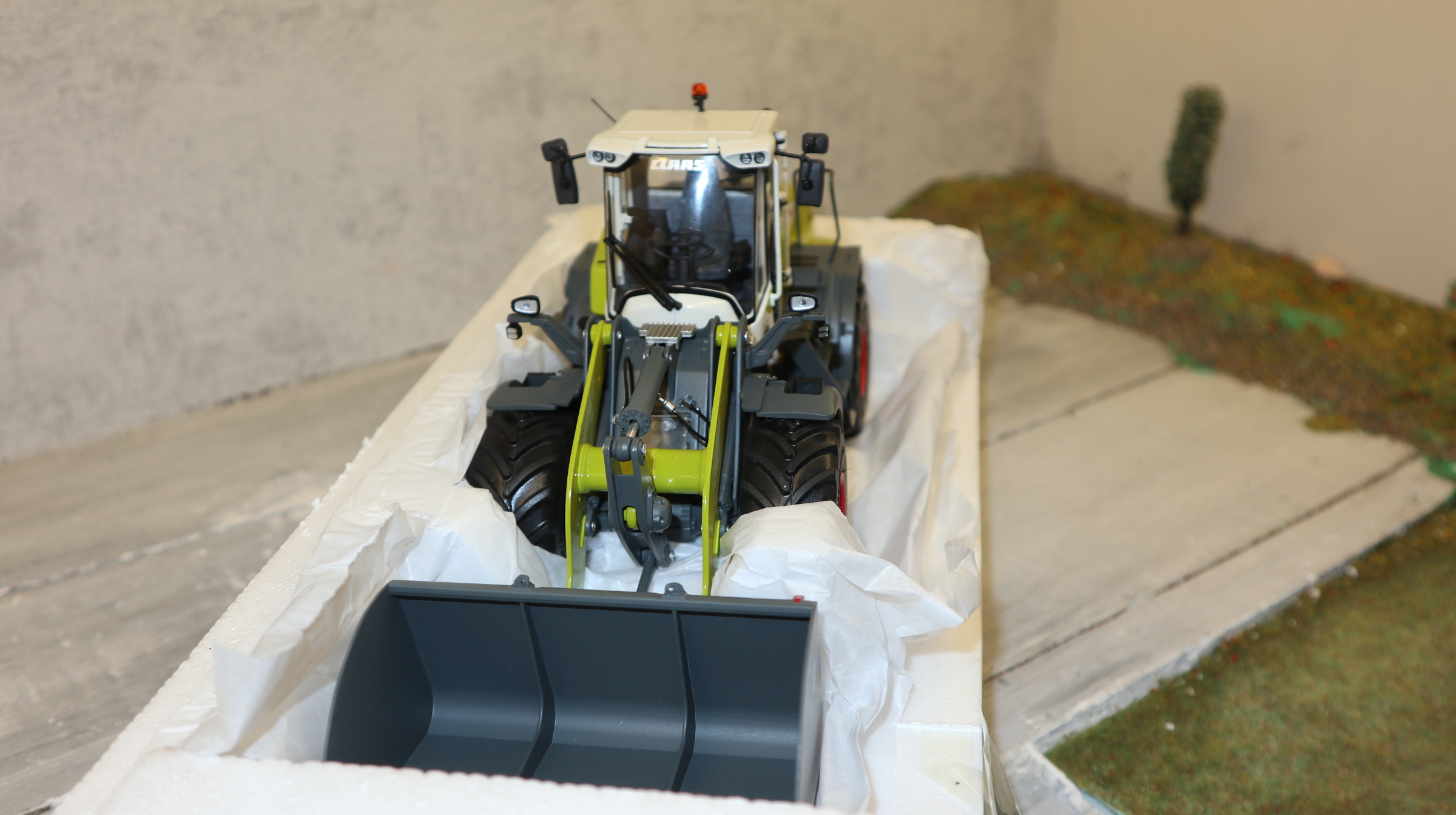 AT Collections 3200201 in 1:32, Claas Torion 1611 Radlader NEU in OVP