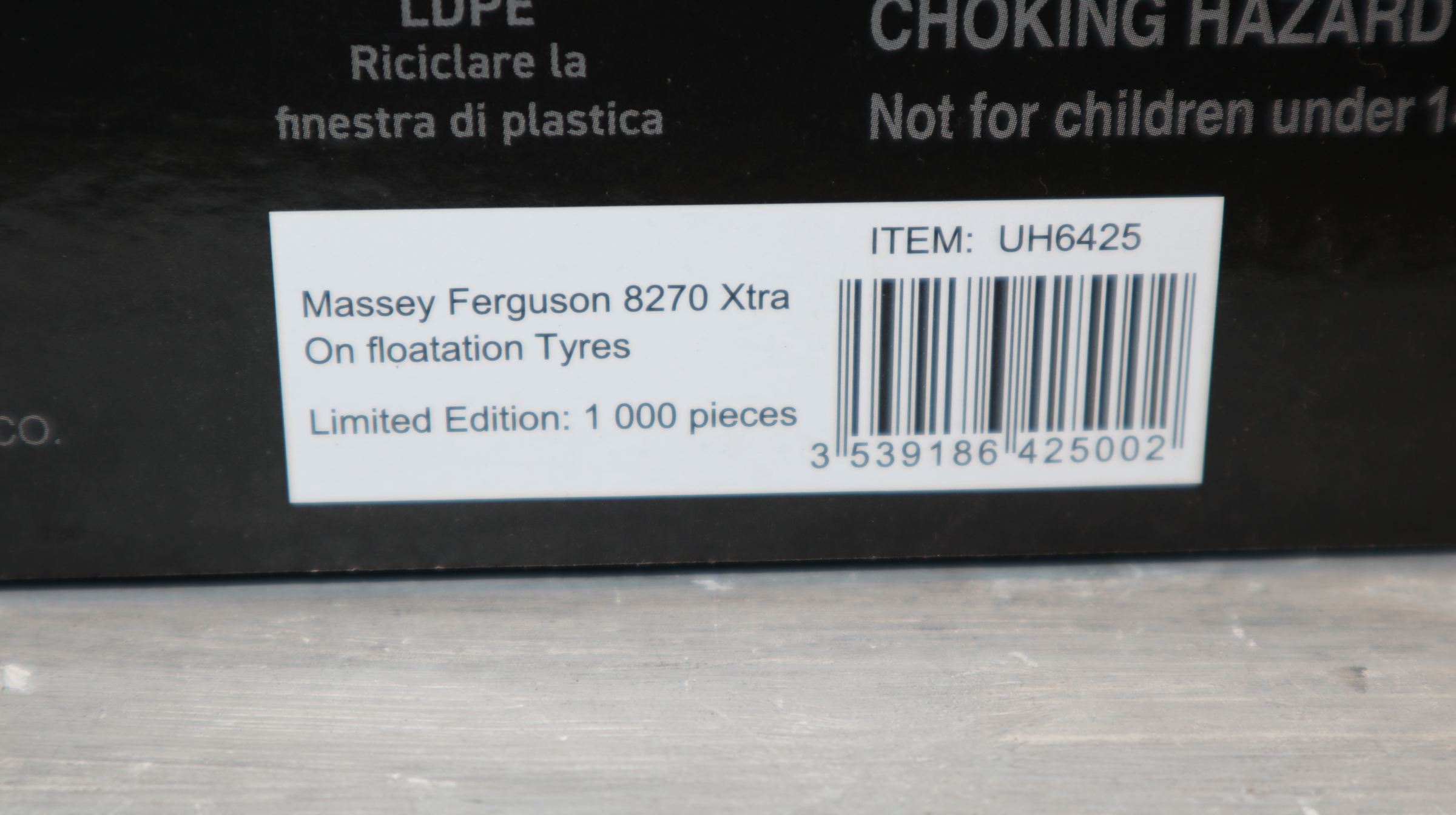 Universal Hobbies UH 6425 in 1:32,  Massey Ferguson 8270 Xtra Ballon-Reifen,  NEU in OVP