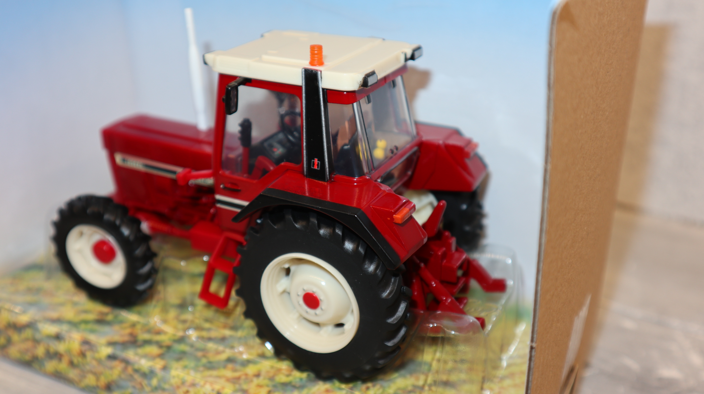 Britains 43329 in 1:32 International IH 1056 XL 4WD, NEU in OVP