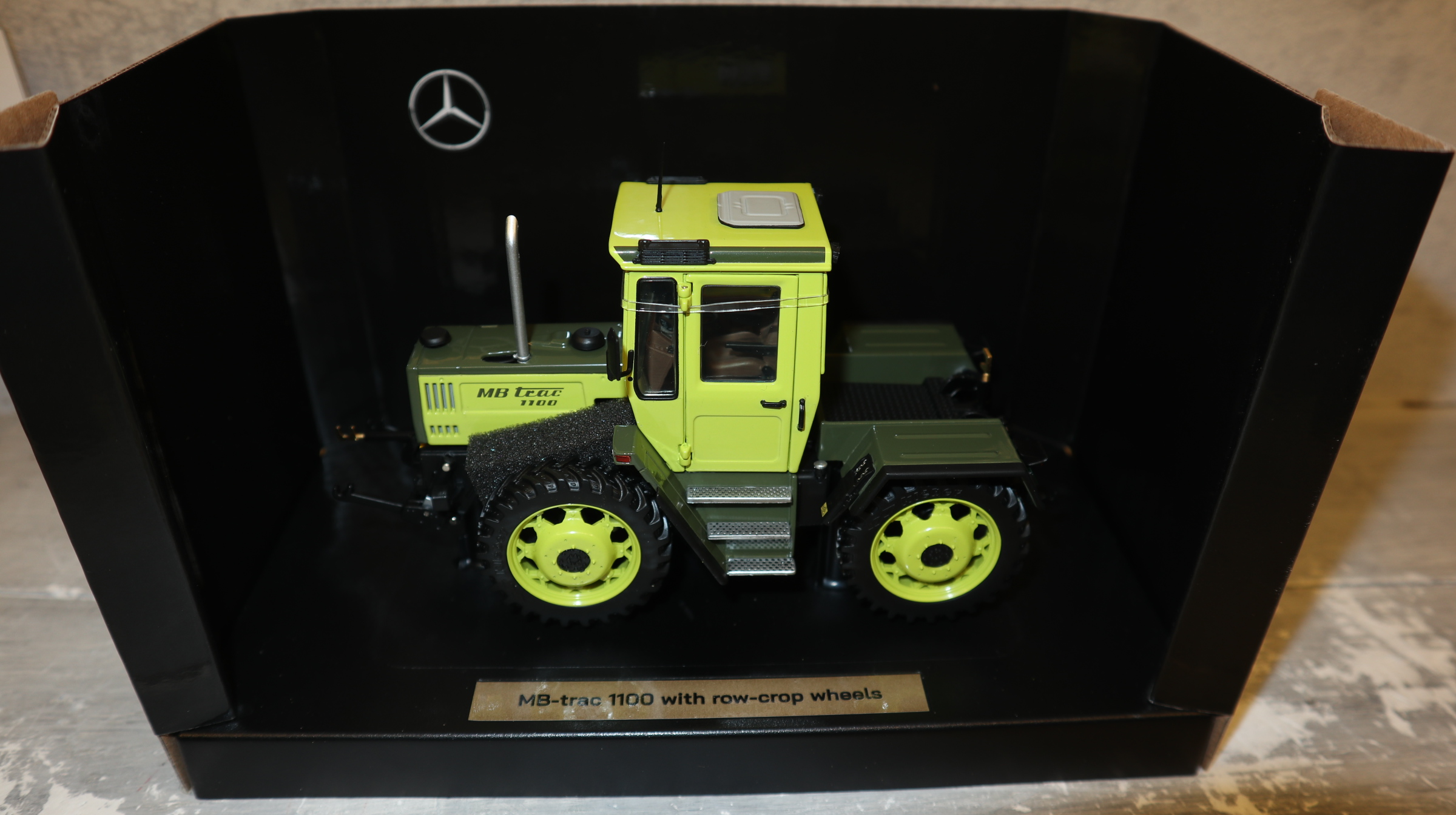 Weise Toys 1088 in 1:32, MB-trac 1100 Pflegereifen grüngelb,  NEU in OVP