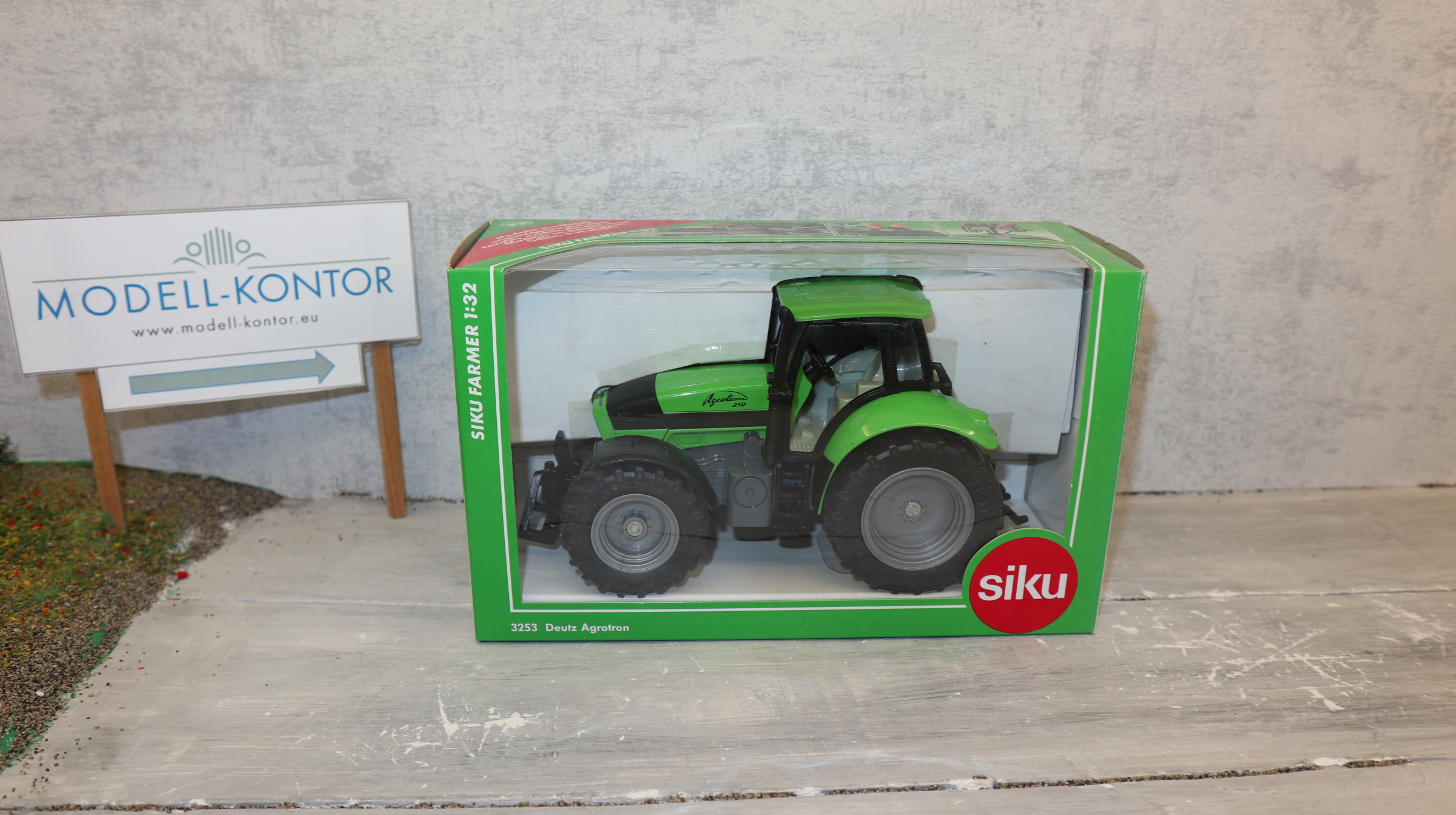 Siku 3253 in 1:32,  Deutz Agrotron 210, NEU in OVP