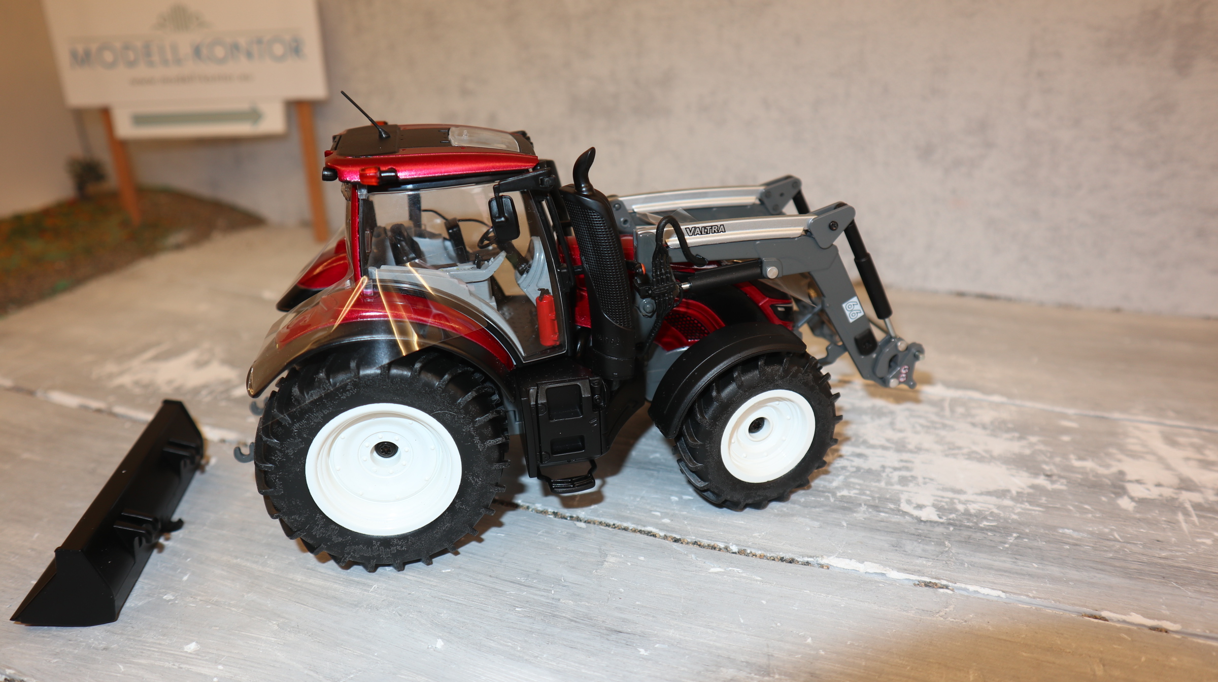 Wiking 077815 in 1:32, VALTRA T194 weinrot mit Frontlader, NEU in OVP