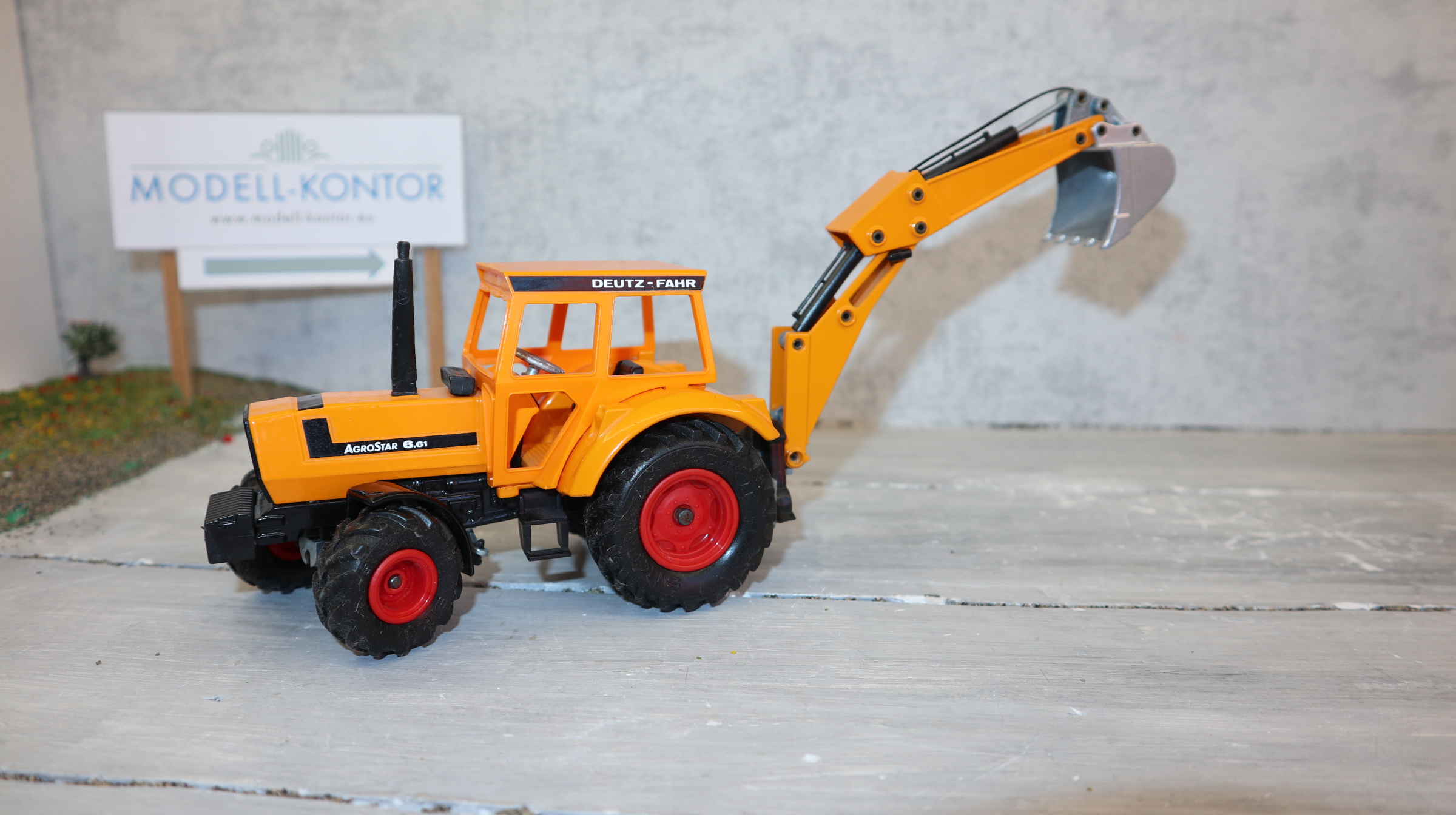 Siku 3756 in 1:32,  Deutz Agrostar Heckbagger in orange, NEU in OVP