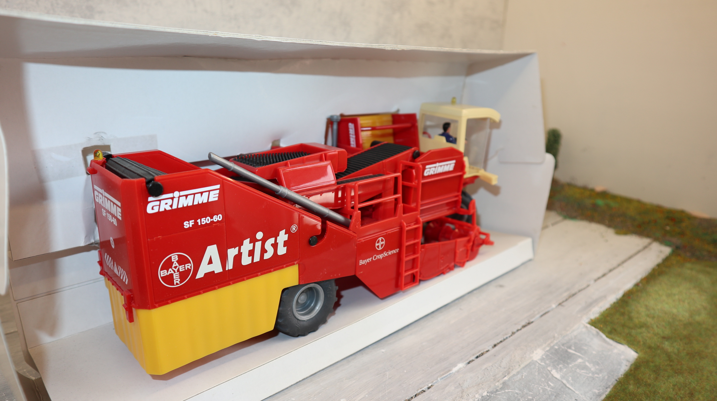 Siku 3956 in 1:32,  Kartoffelroder GRIMME, Sondermodell BAYER ARTIST, NEU in OVP