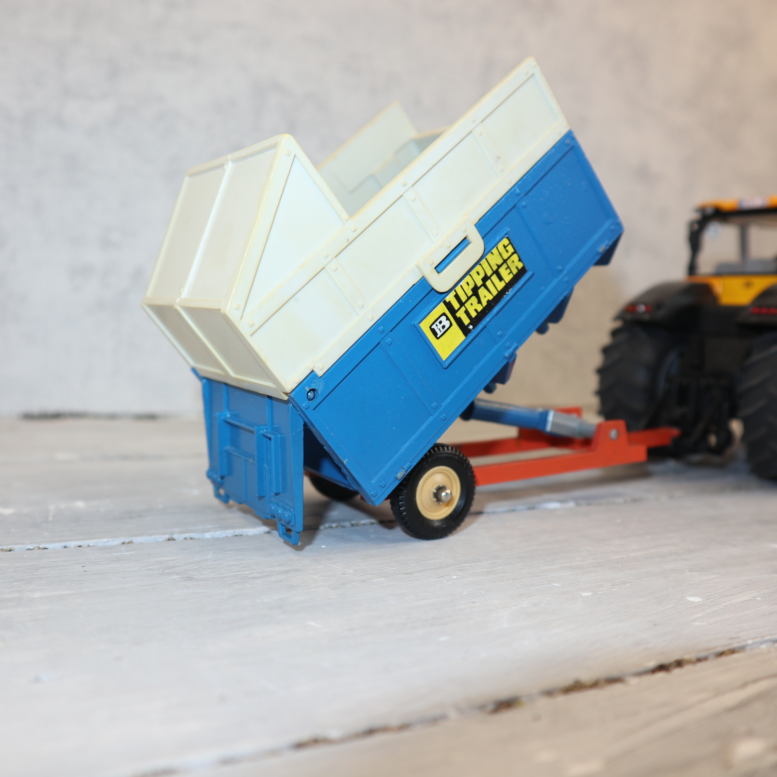 Britains 9566 in 1:32  Hochbord-Kipper als Ein-Achser , leicht bespielt aber komplett, aus den 70er-Jahren