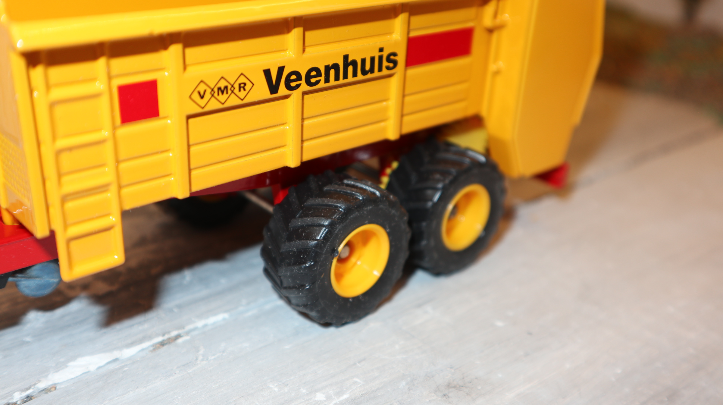 Siku Set in 1:32, Fendt 716 Frontlader mit Streuer VEENHUIS gelb, NEU in OVP