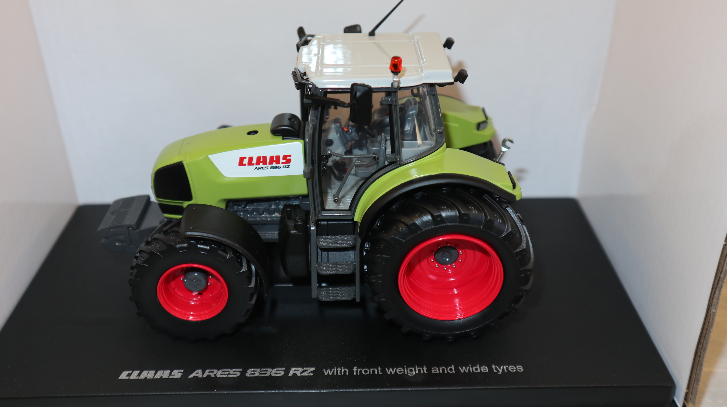 Universal Hobbies UH in 1:32,  Claas Ares 836 RZ + Frontgewicht und Breitreifen