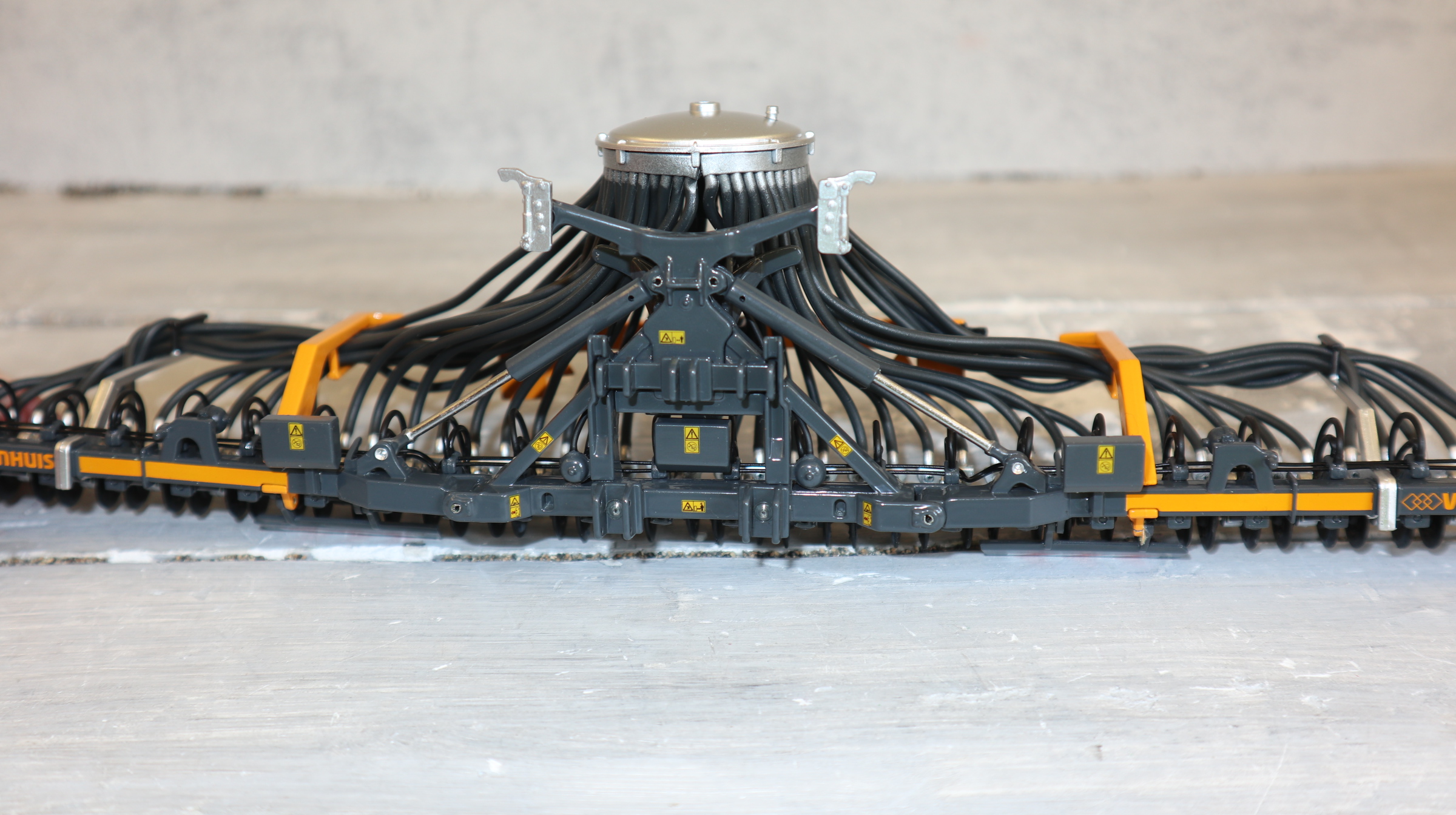 MarGe 2427 in 1:32, Veenhuis Gülle Injector X900 Pro, NEU in OVP