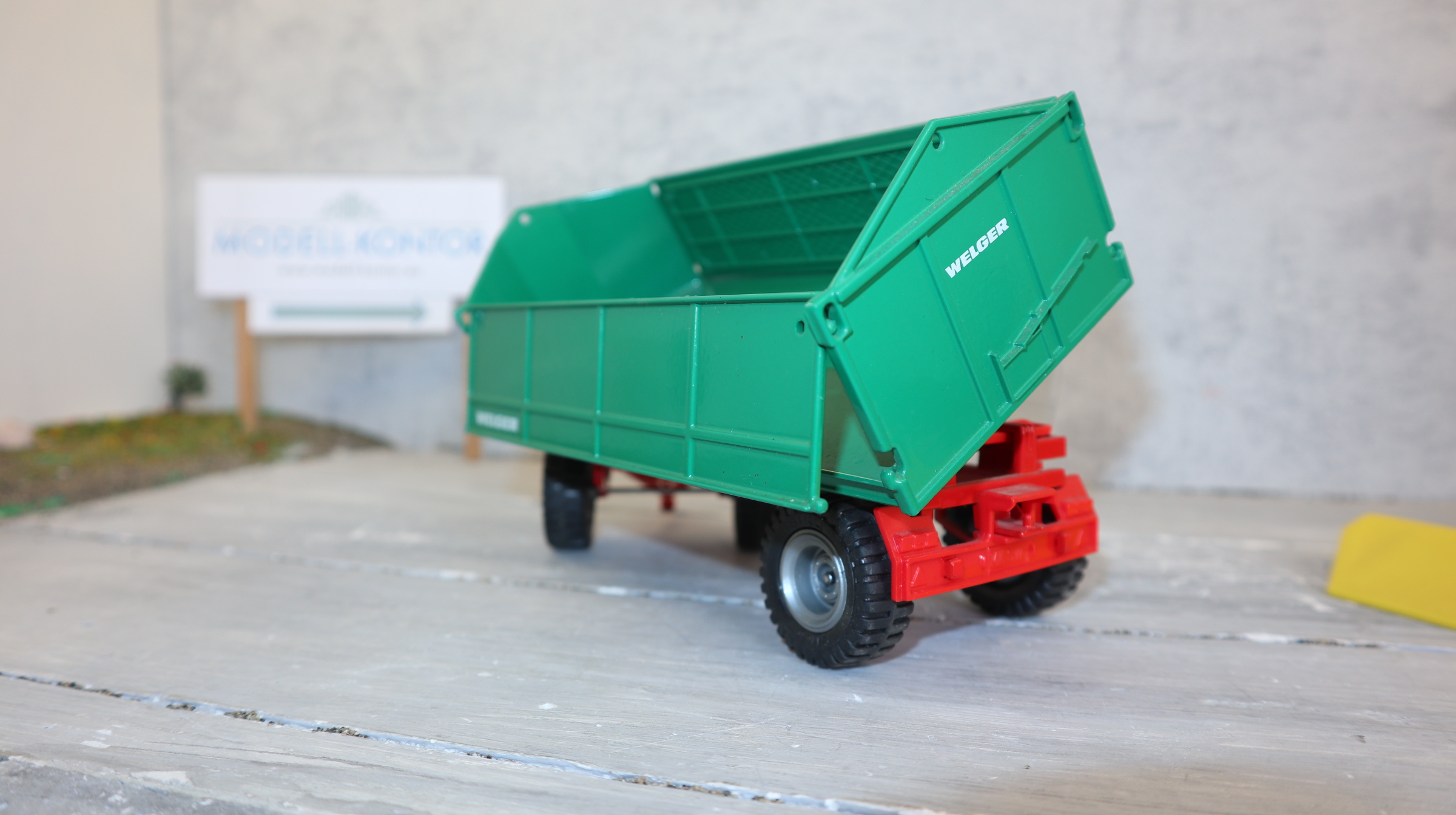 Siku 2872 in 1:32,  Zweiseitenkipper mit Plane dunkelgrün mit gelber Plane, TOP ohne OVP