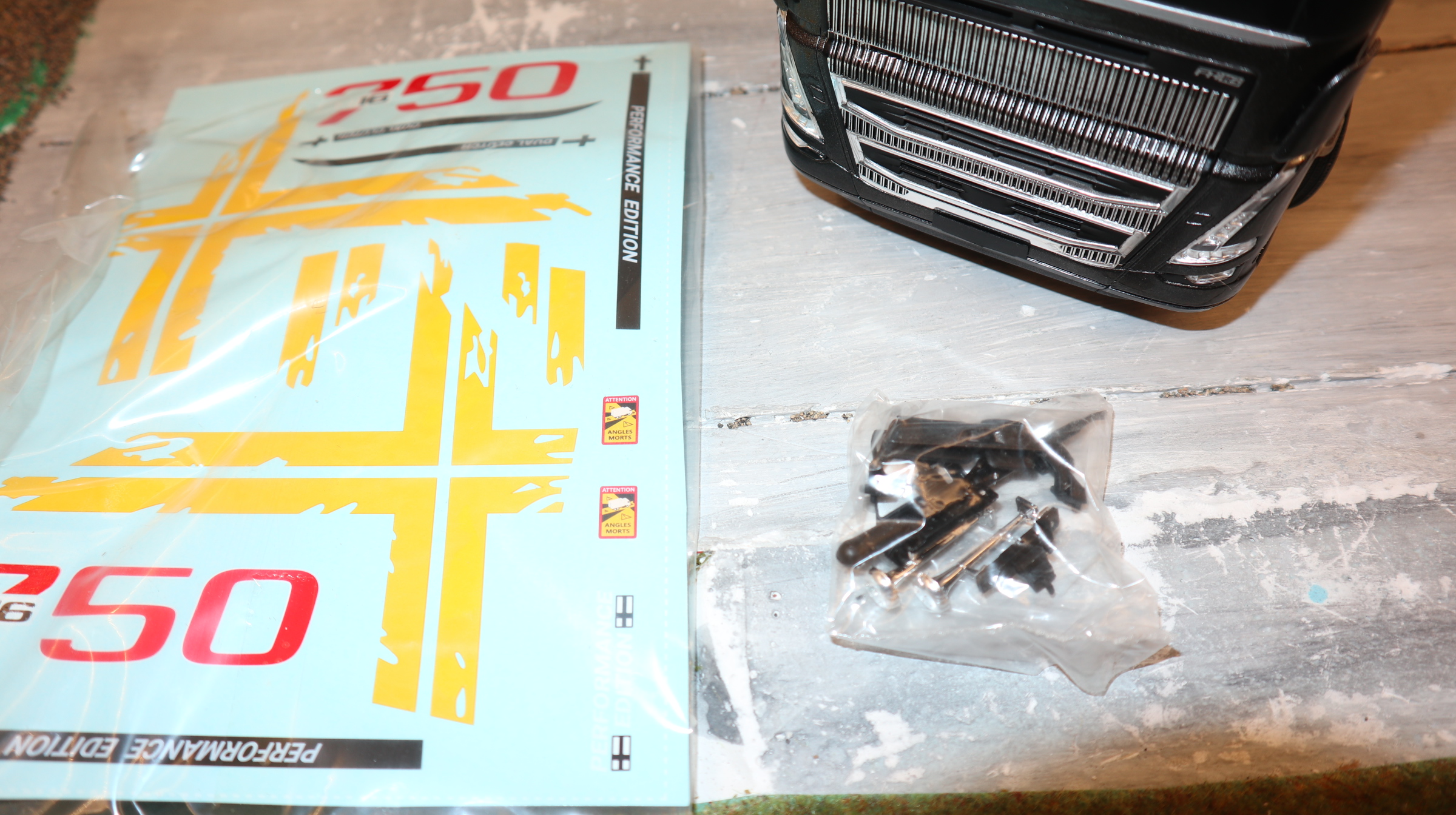 SOLIDO 2400102 in 1:24, VOLVO FH 16 Globetrotter XL,  SZM in schwarz, NEU in OVP