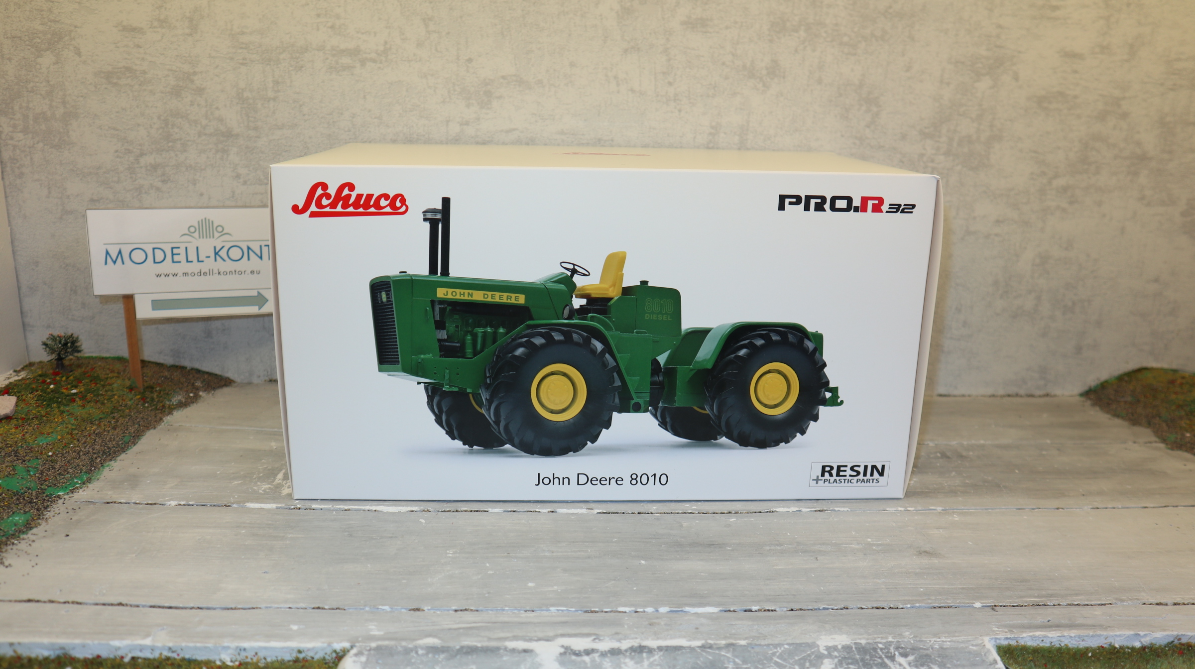 Schuco Pro 9166 in 1:32, John Deere 8010, NEU in OVP