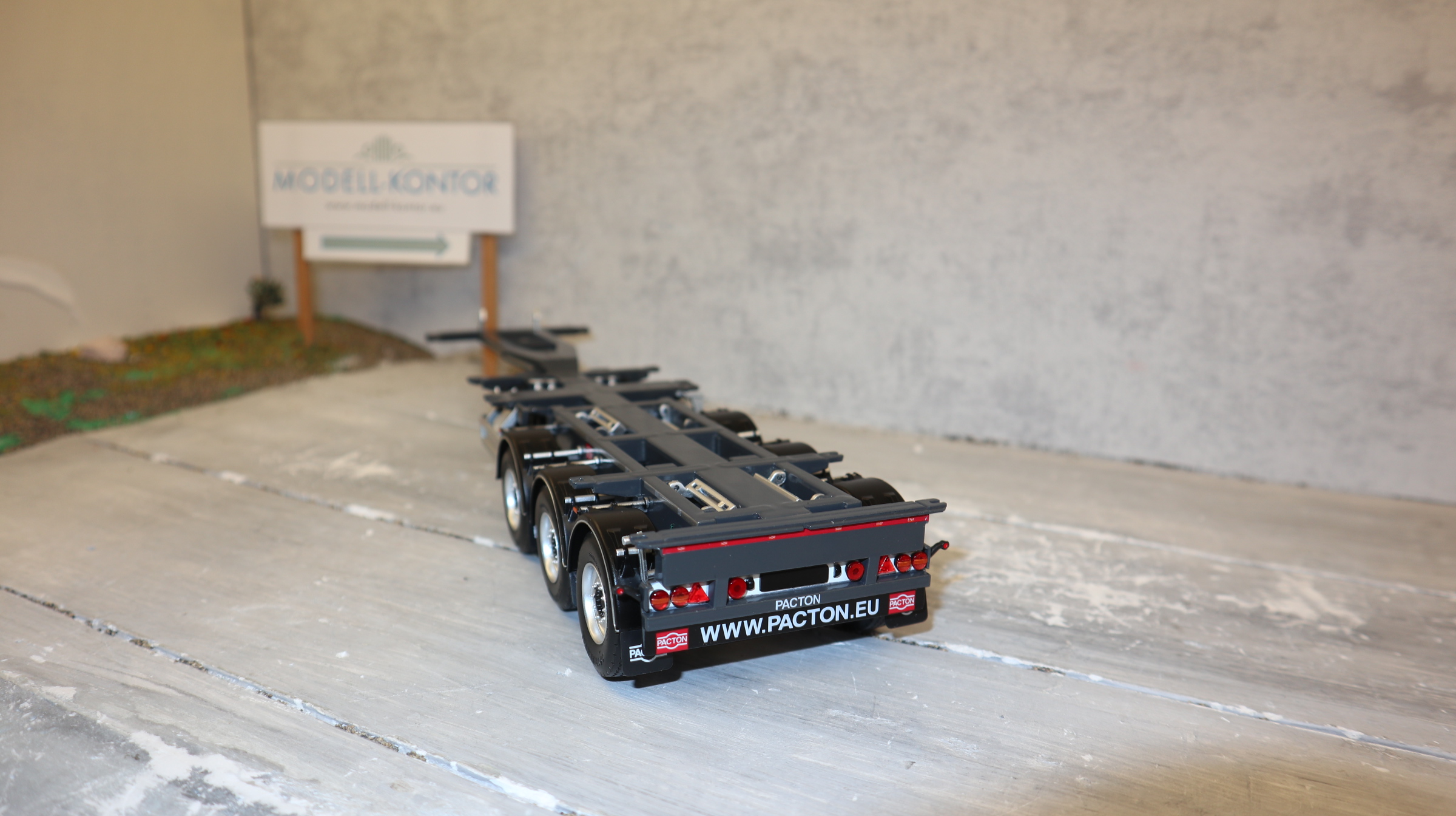 MarGe 2325 in 1:32, PACTON Container Chassis für 20" und 40 " DIN-Container, NEU in OVP