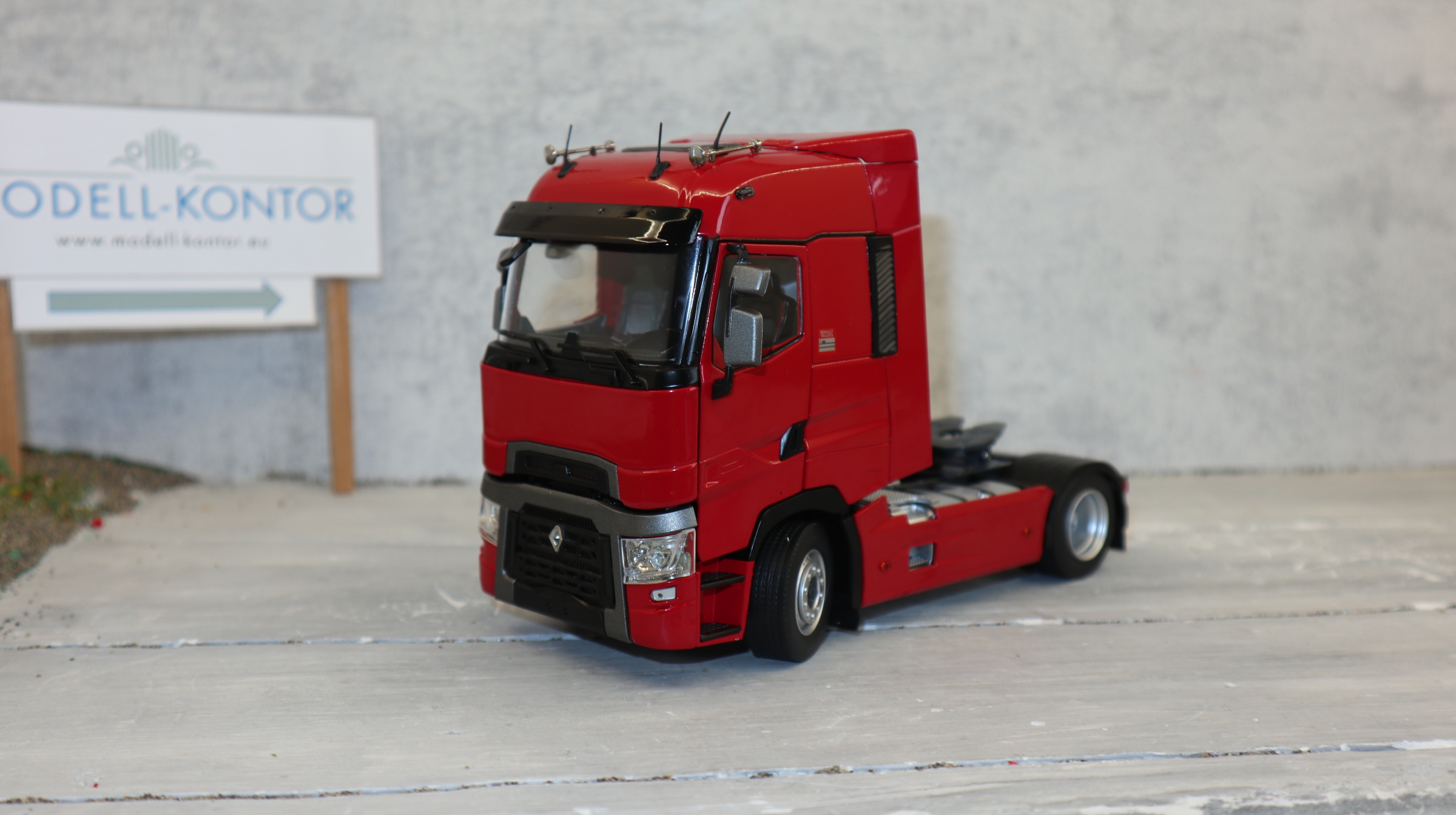 MarGe 2205-03 in 1:32,  RENAULT T 4x2 in rot als SZM. NEU in OVP