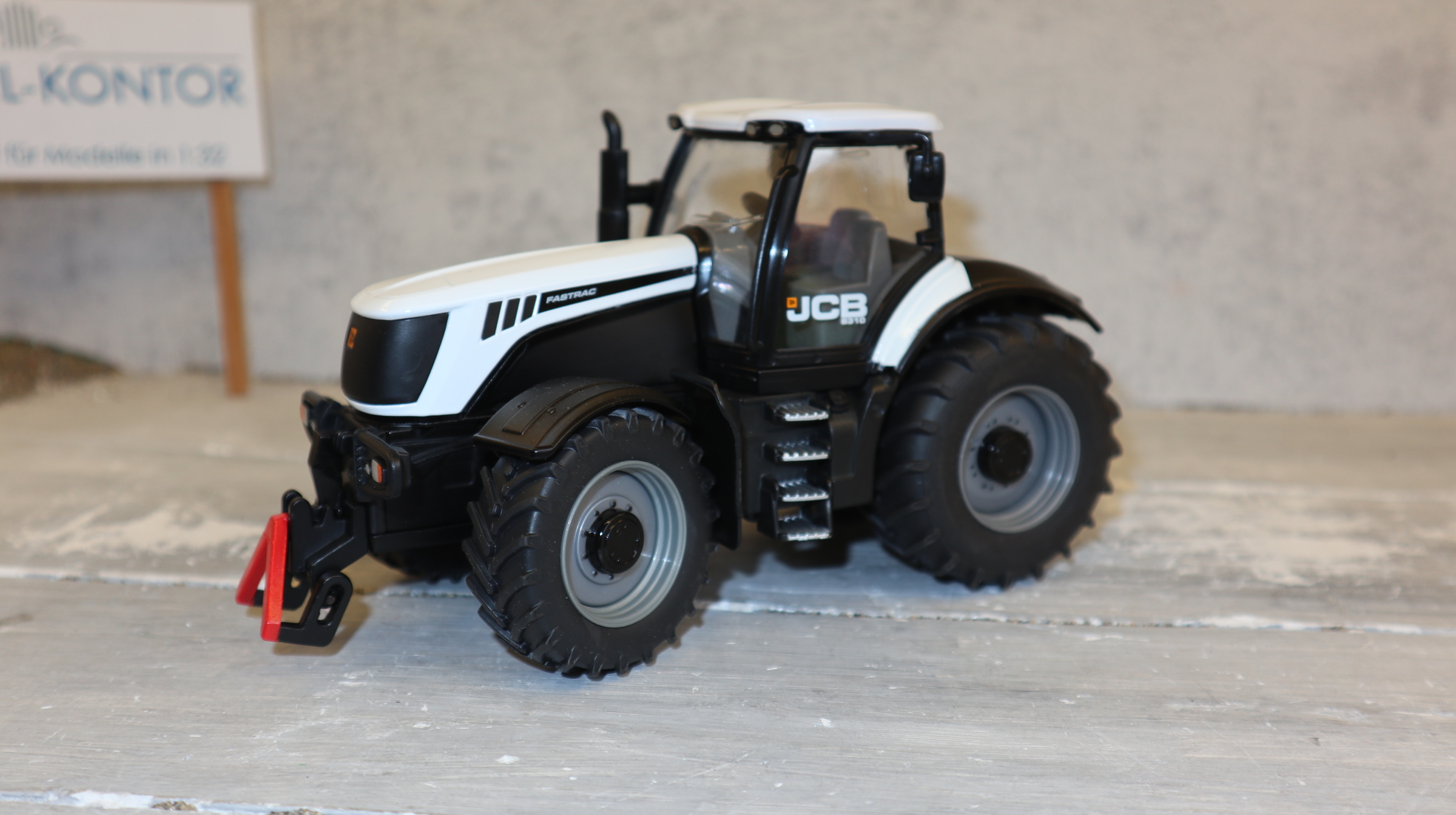 Siku 3267 in 1:32, JCB 8310 in weiss, SSC 2013 Sondermodell, NEU in OVP
