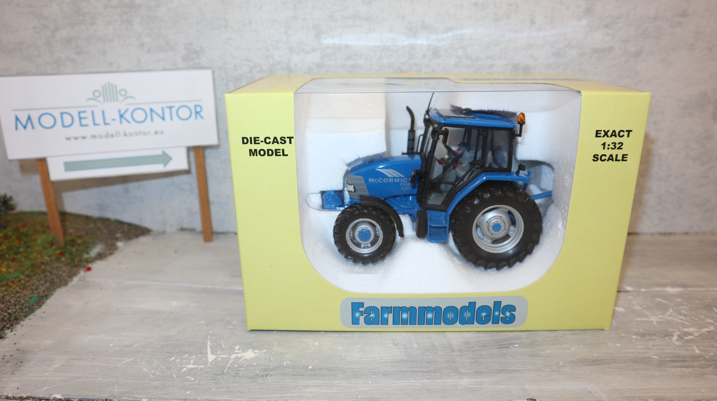 UH 2391 in 1:32,  Mc Cormik CX 105 in BLAU, Sondermodell aus UK, NEU in OVP