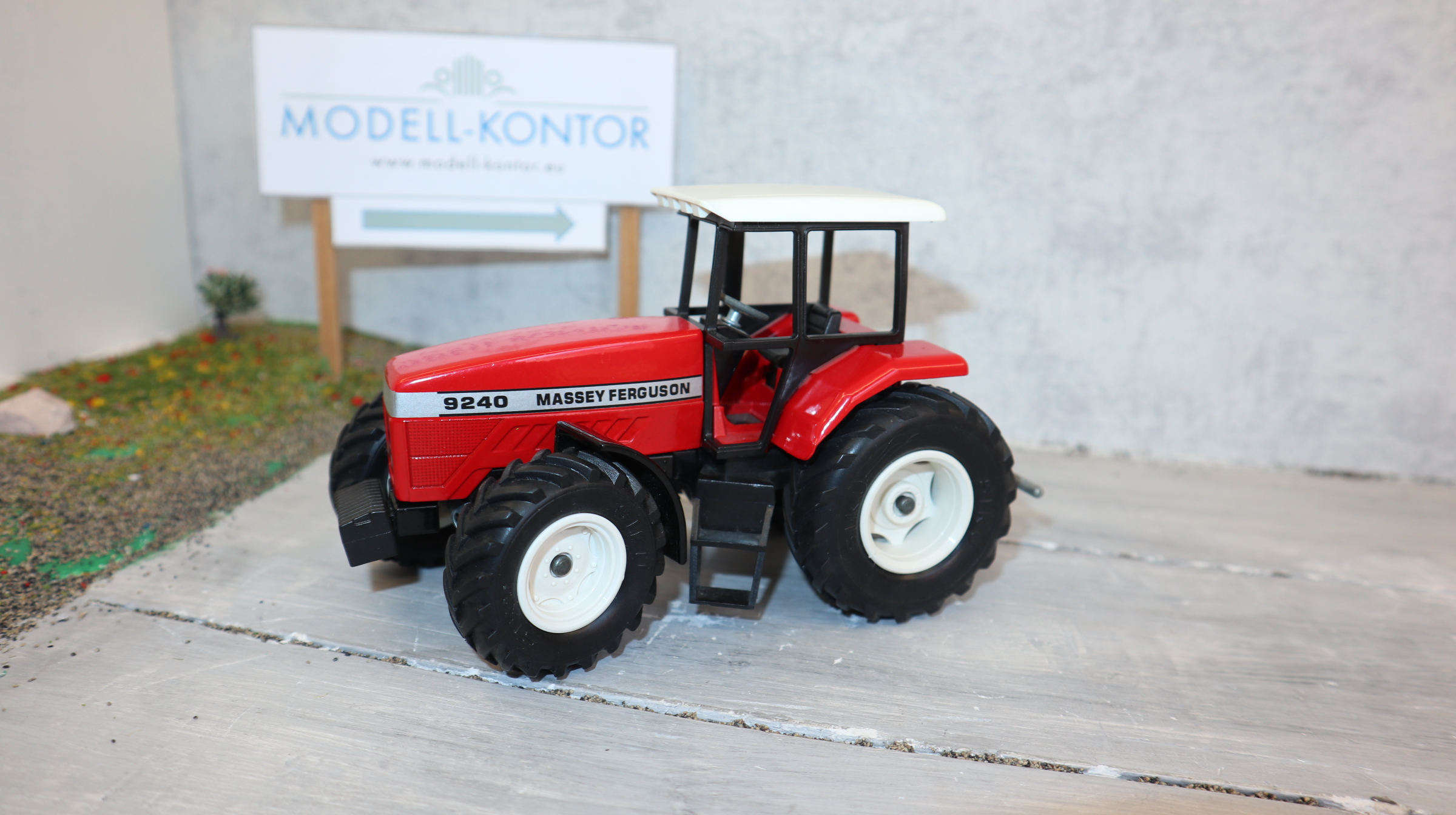 Siku 2868 in 1:32,  Massey Ferguson 9240, Version 1 mit weißen Felgen, TOP ohne OVP