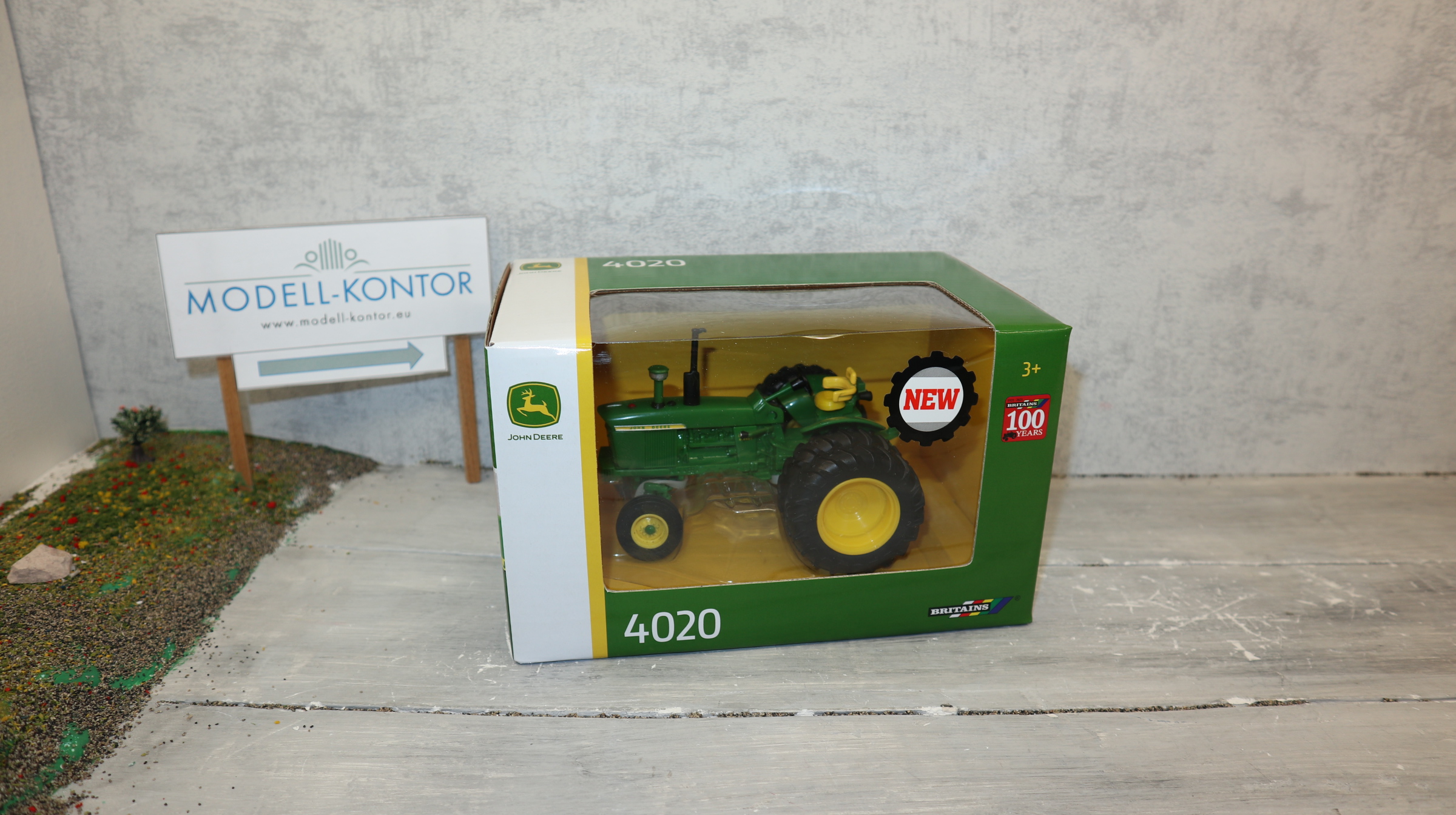 Britains 43311 in 1:32 John Deere 4020 mit Zwillingsreifen HA, NEU in OVP