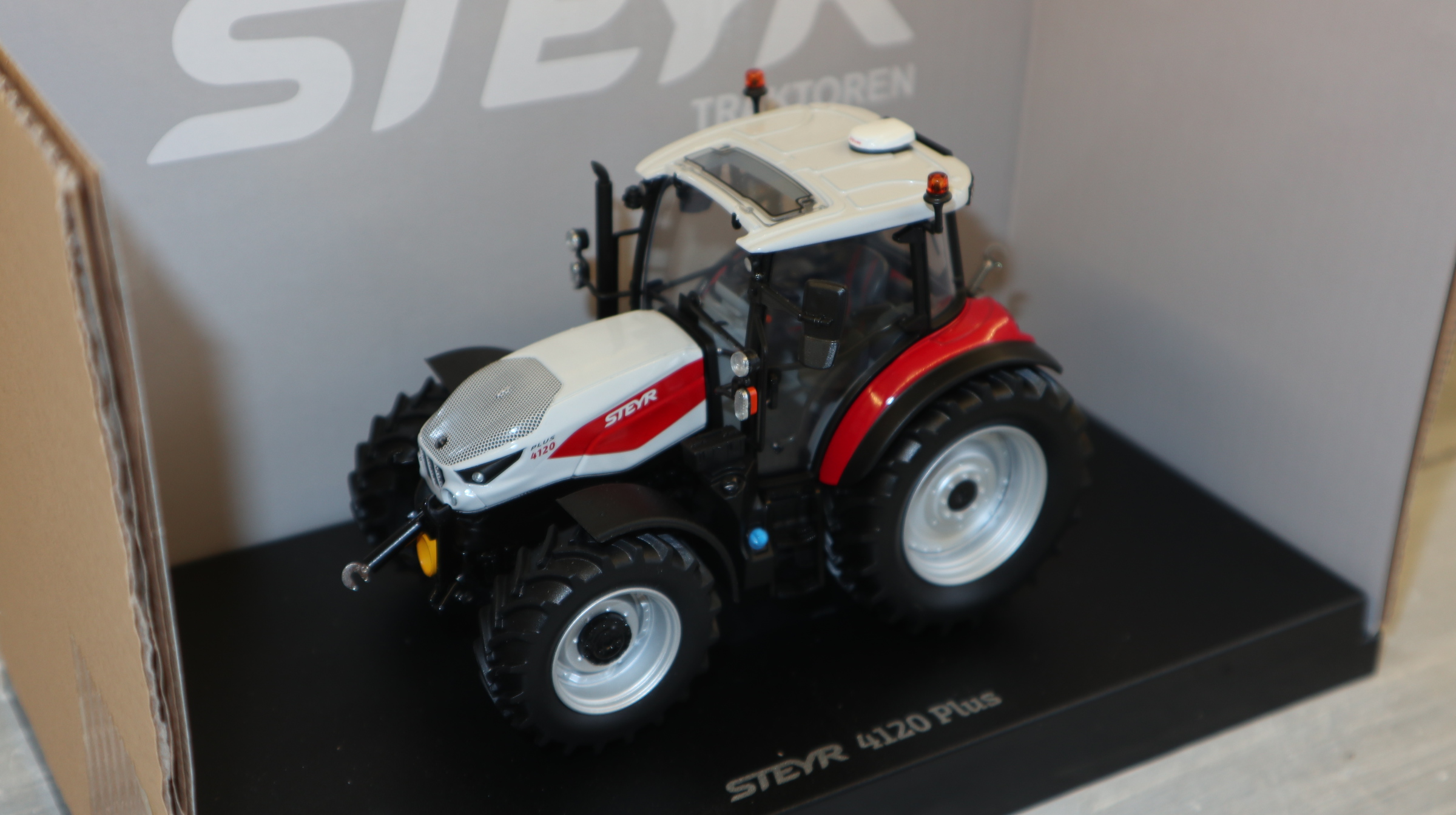 Universal Hobbies UH 6853 in 1:32,  Steyr 4120 Plus  NEU in OVP
