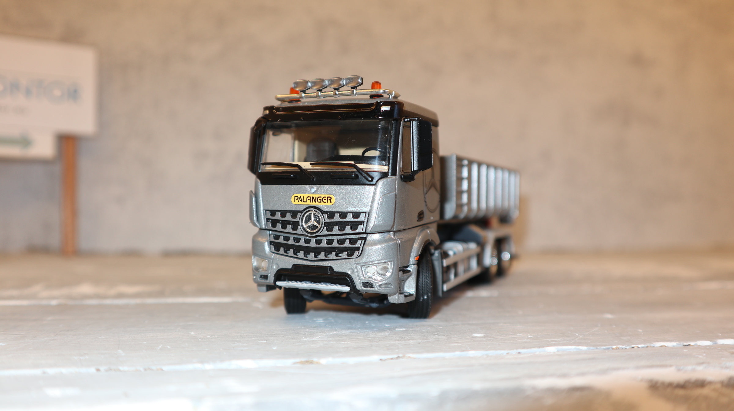 WSI 02-3792 in 1:50, MB Arocs MP4 6x4 silber Palfinger Abroller, NEU in OVP