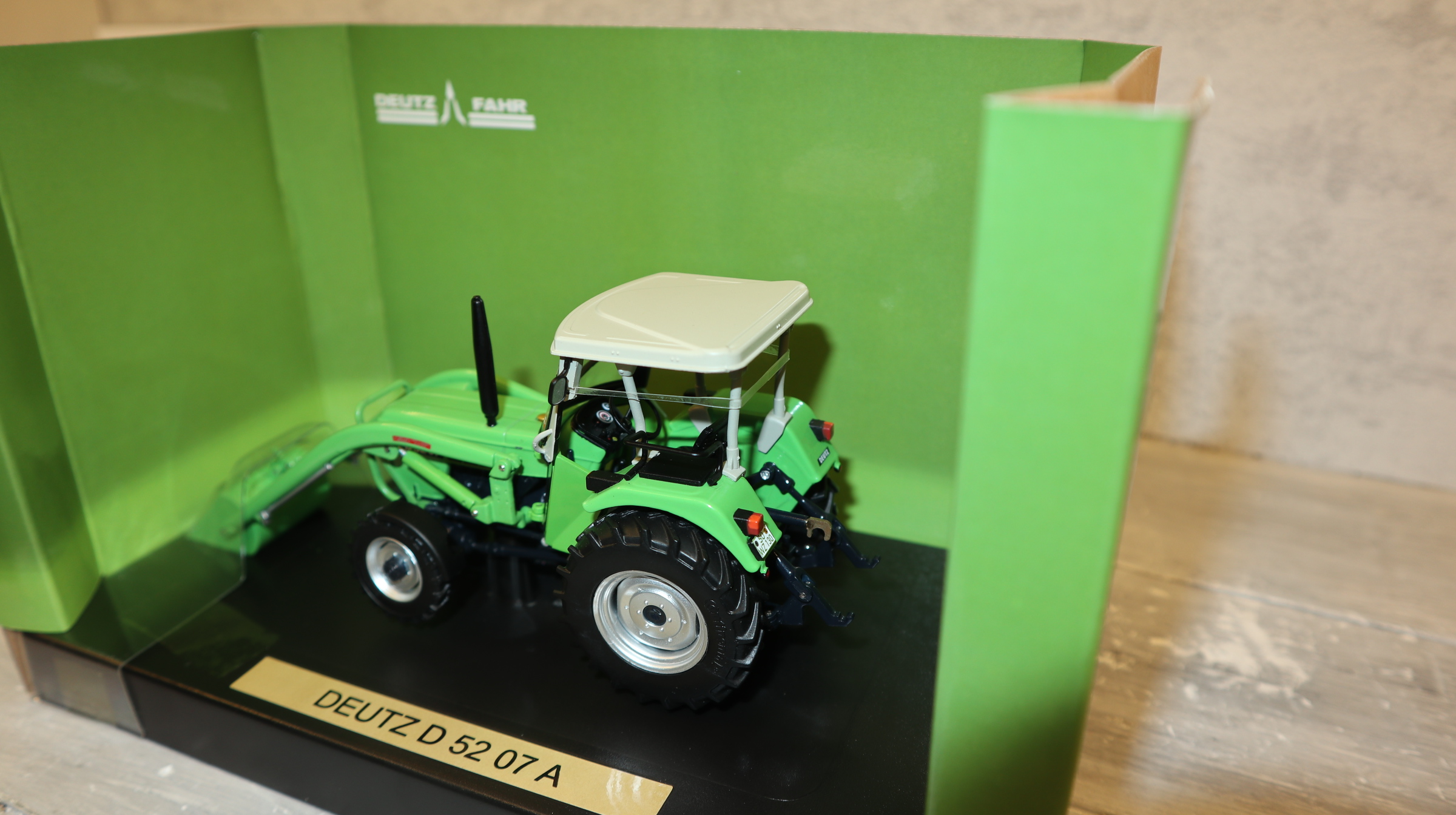 Weise Toys 2070 in 1:32, Deutz D 5207 Allrad mit Frontlader, Sondermodell nur 300 Stück, NEU in OVP