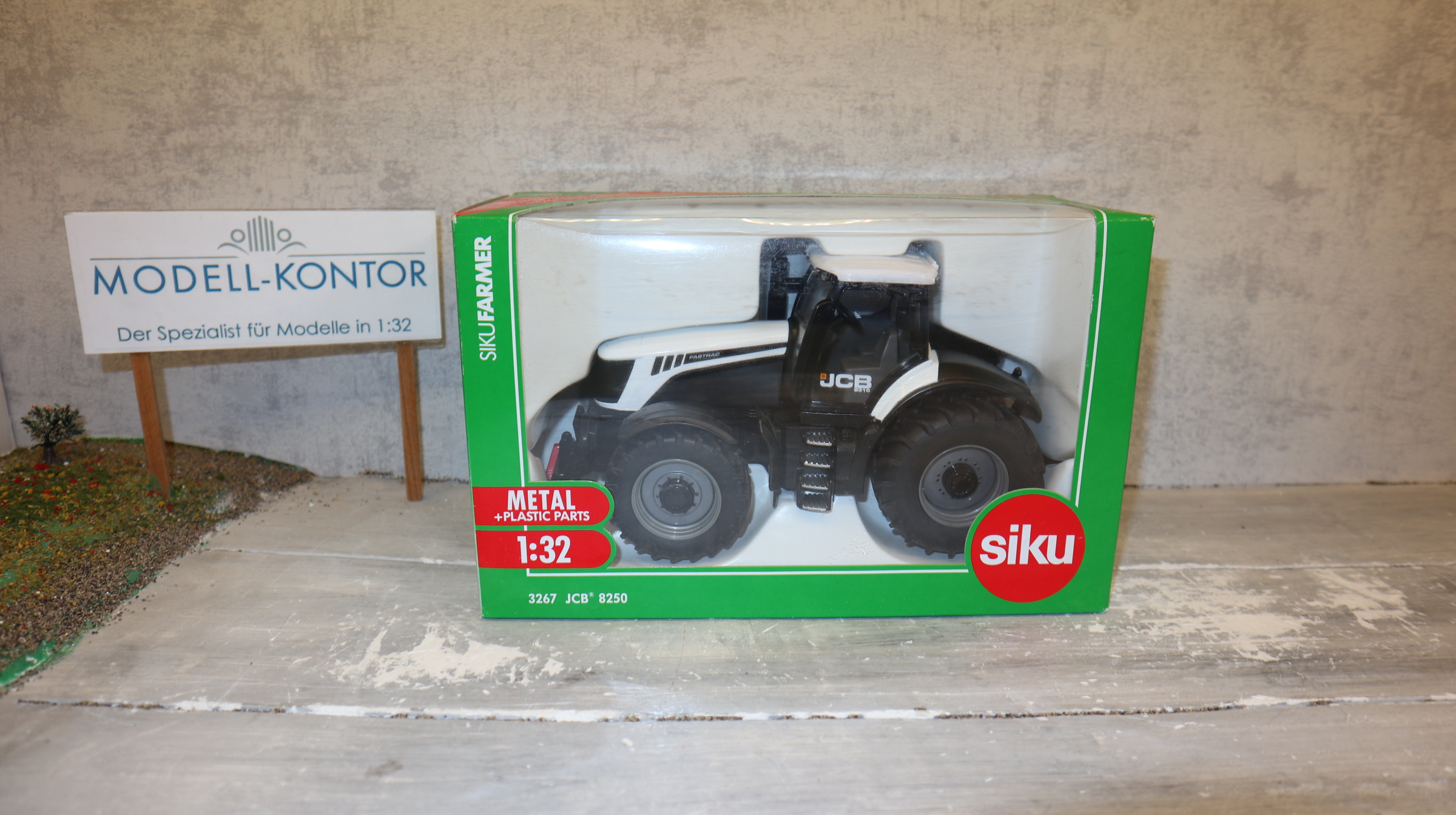 Siku 3267 in 1:32, JCB 8310 in weiss, SSC 2013 Sondermodell, NEU in OVP