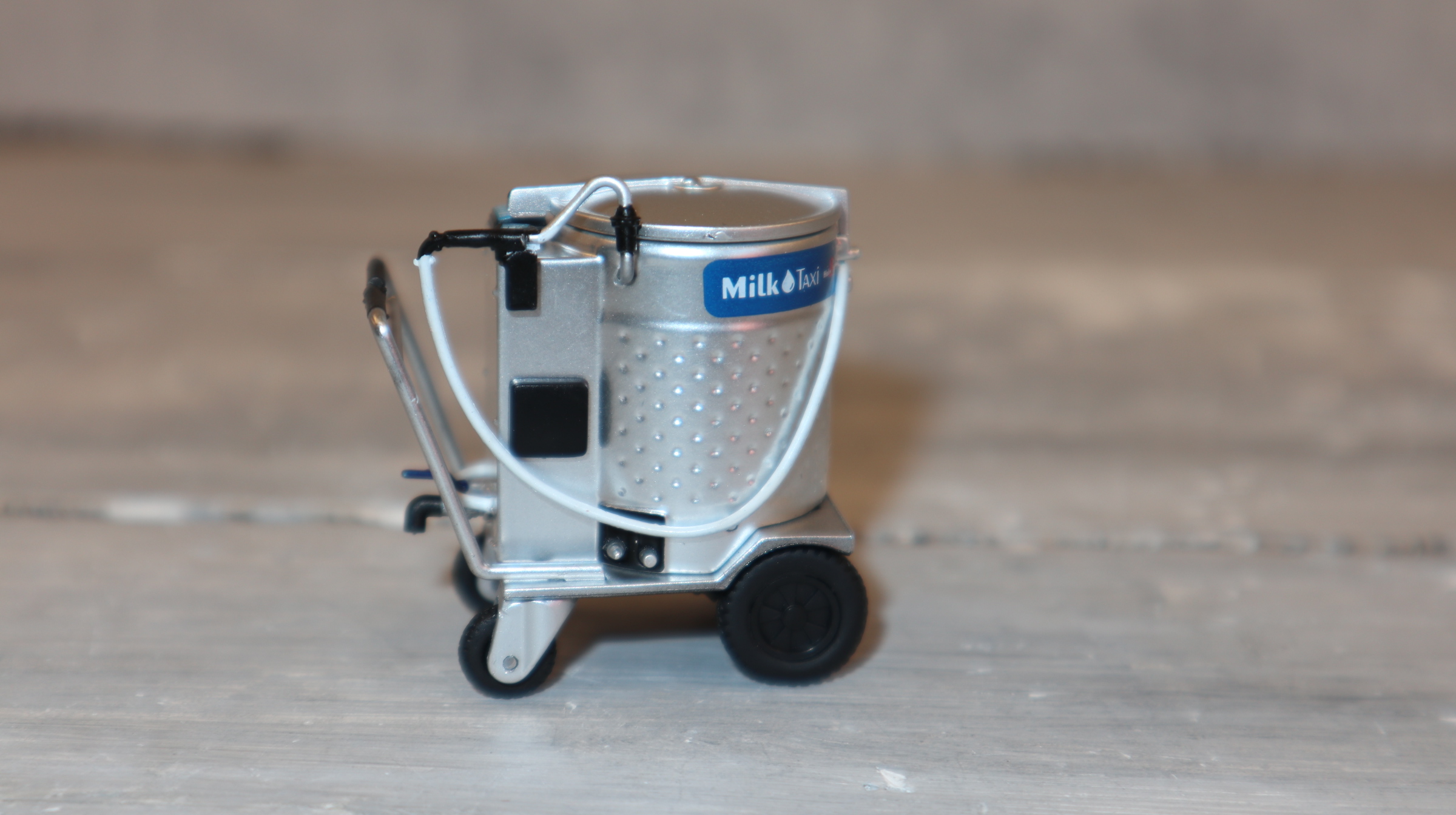 AT Collections 3200504 in 1:32, Holm & Laue Milch-Taxi, NEU in OVP