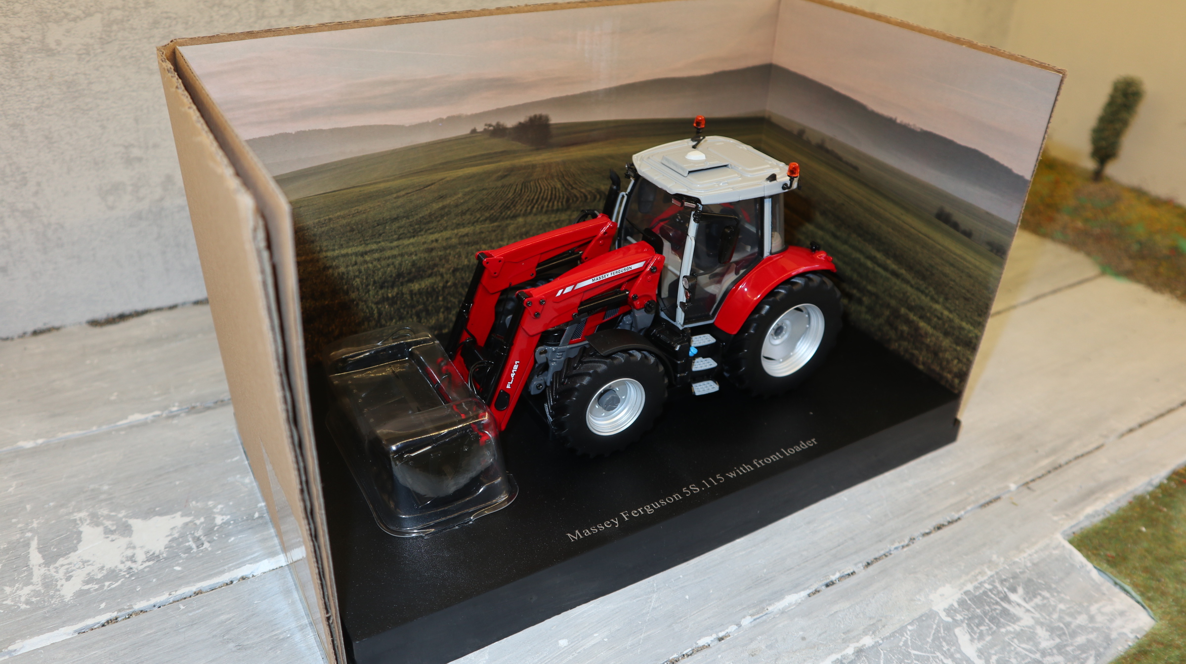 Universal Hobbies UH 6603 in 1:32,  Massey Ferguson 5S.115 mit Frontlader,  NEU in OVP