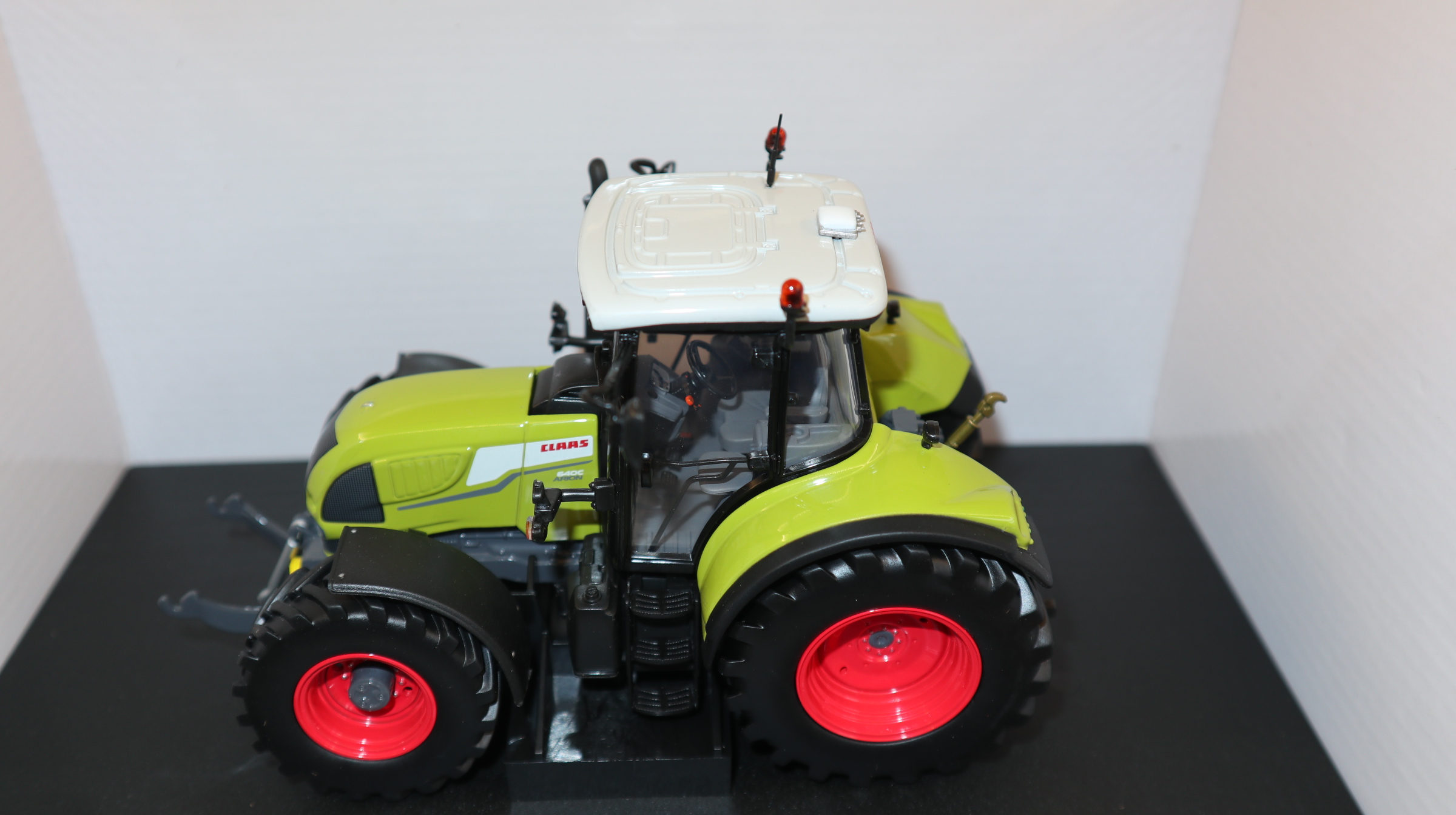 Universal Hobbies UH 02674740 in 1:32, Claas Arion 640 C, NEU in OVP