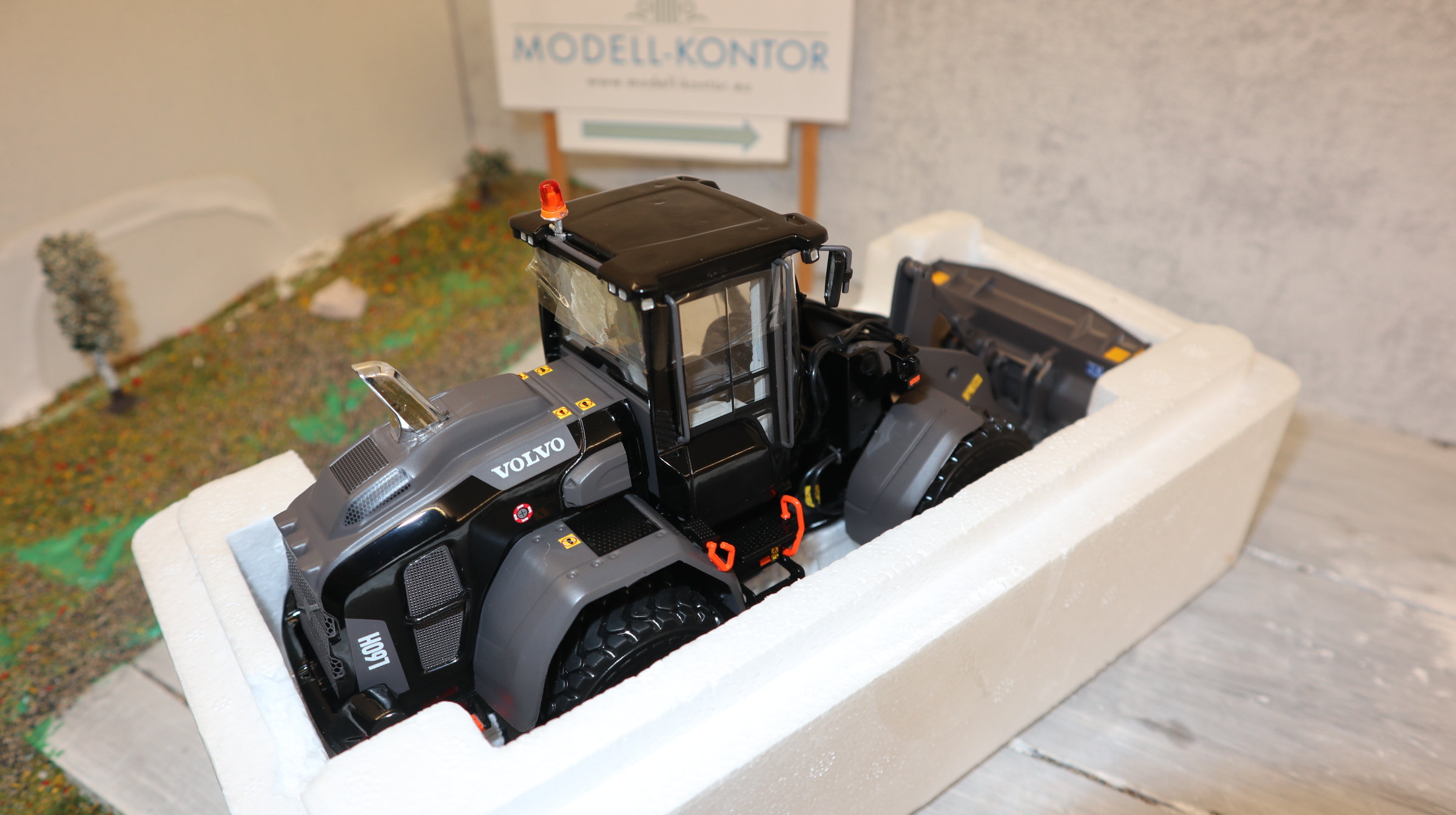 AT Collections AT3200119 in 1:32,   VOLVO L60H Blackline, Sondermodell 999 Stück,  NEU in OVP