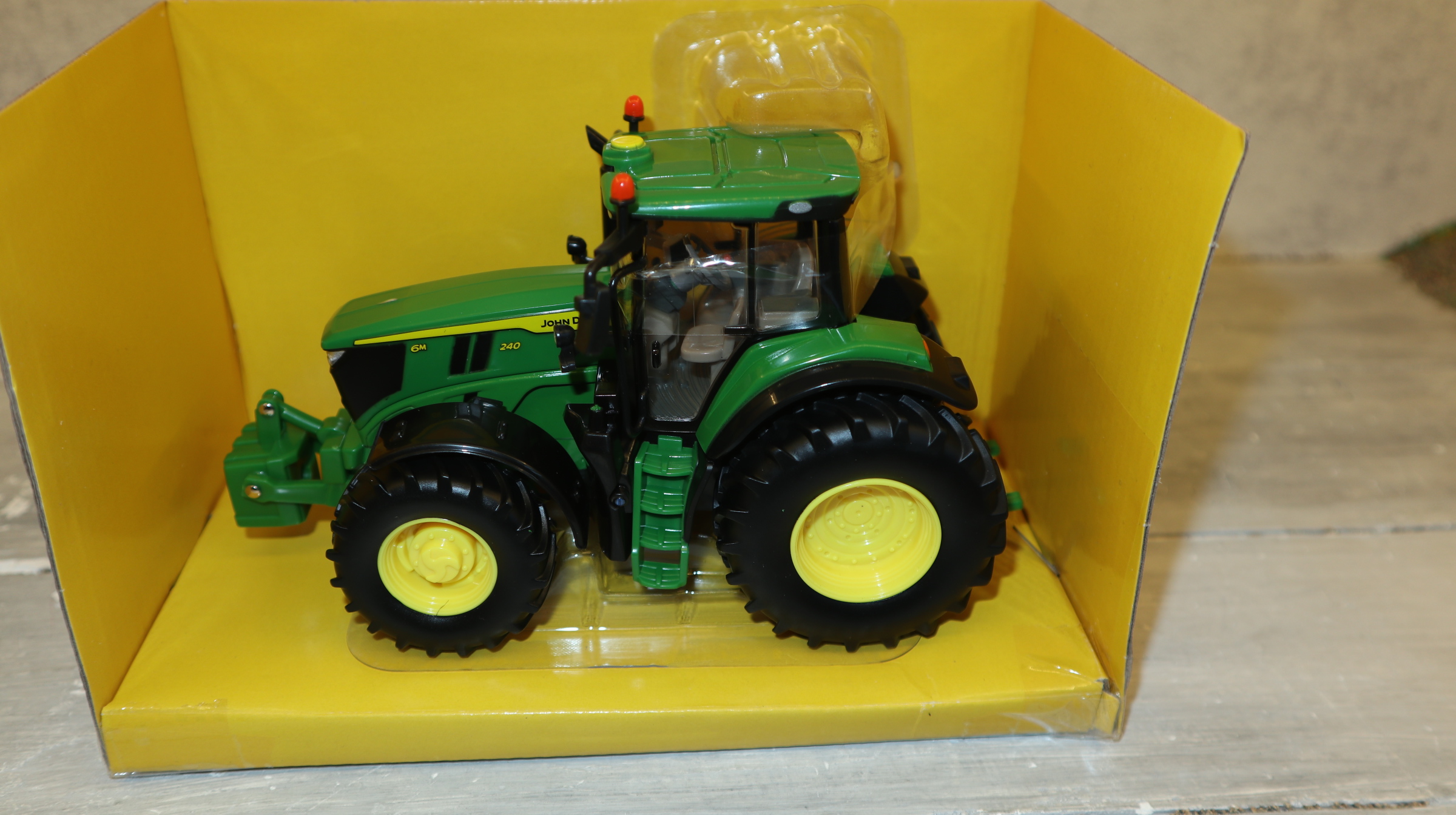 Britains 43406 in 1:32,  John Deere 6M 240, NEU  in OVP