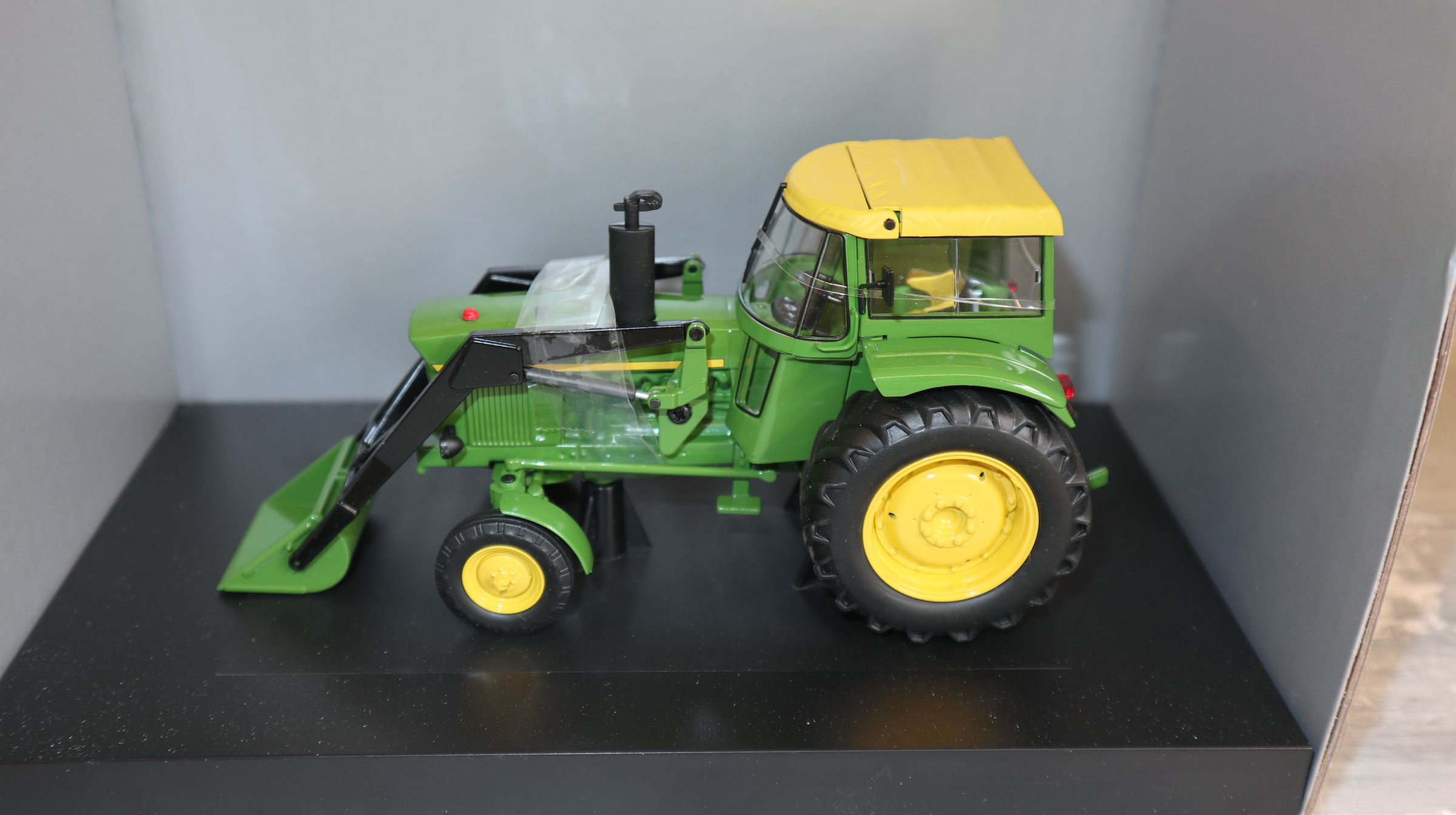 Schuco 7678 in 1:32, John Deere 3120 mit Frontlader, NEU in OVP