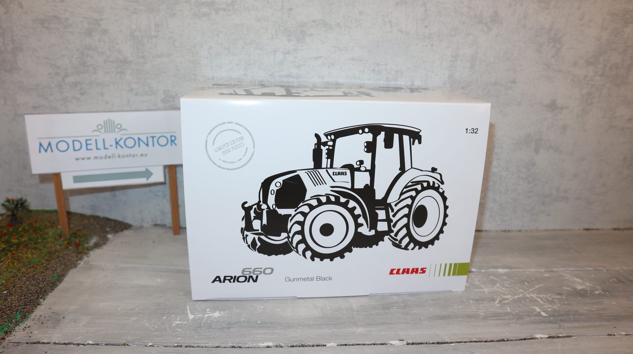 Wiking in 1:32, Claas Arion 660 Sondermodell in schwarz, limitiert auf 1000 Stück, NEU in OVP