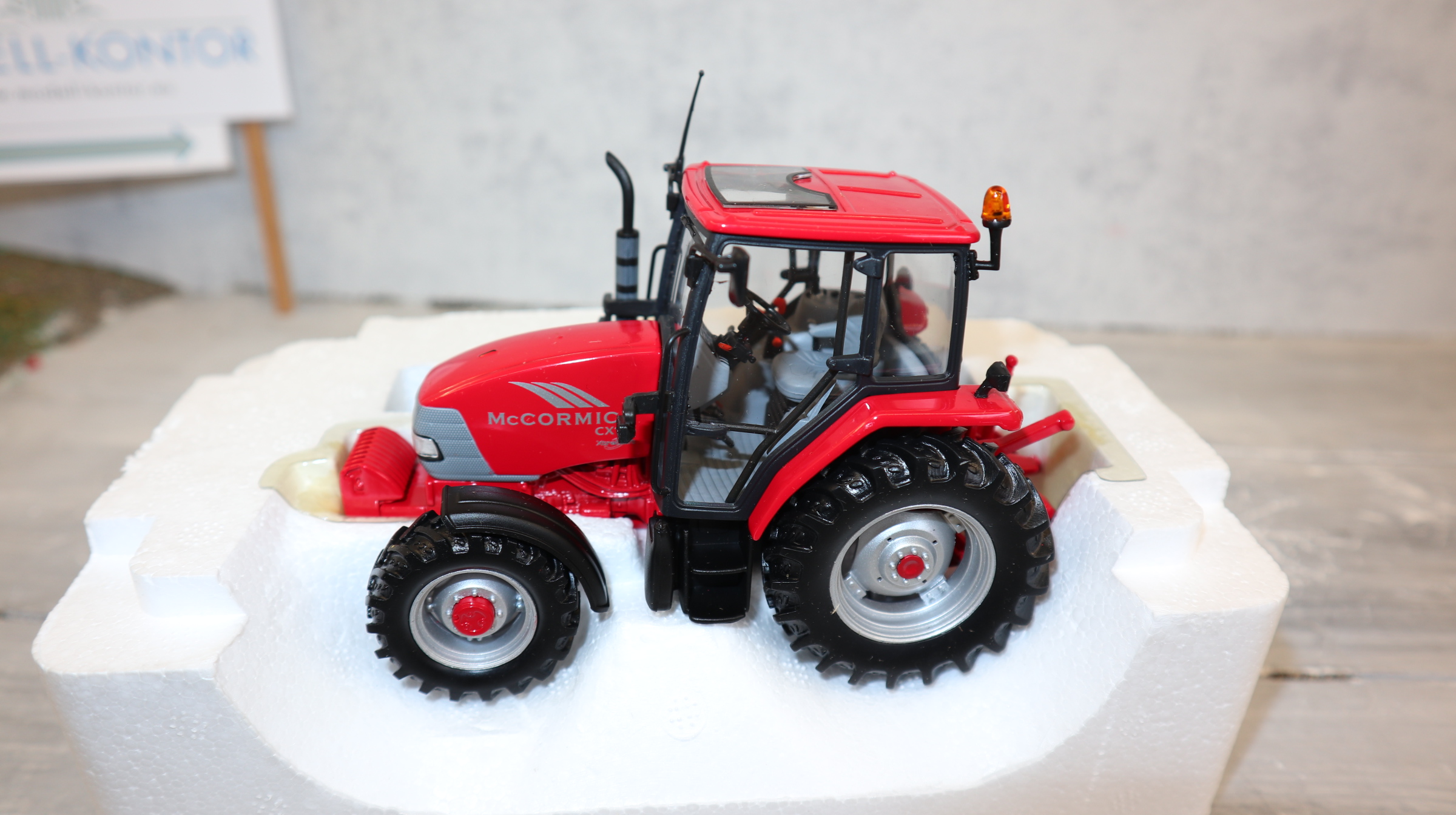UH 2389 in 1:32,  Mc Cormik CX 105 in ROT,  NEU in OVP