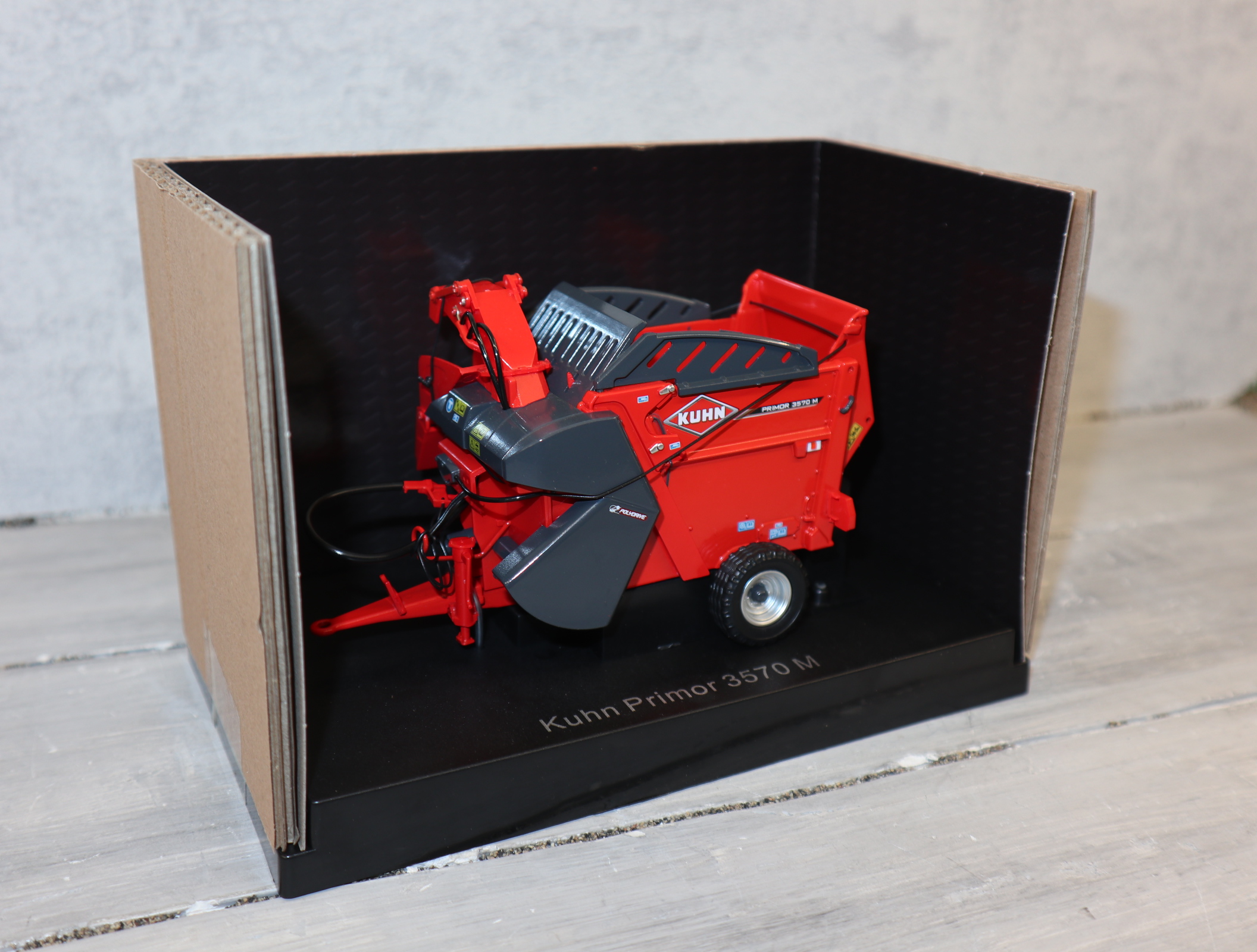 UH 6335 in 1:32  Kuhn Primor 3570M, neu in OVP