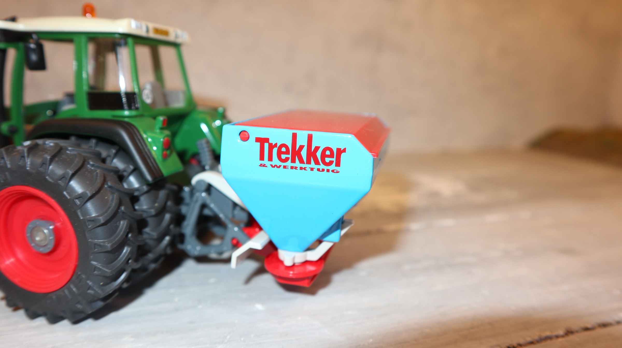 Siku 2968 in 1:32, Fendt 410 mit Streuer BLAU "Trekker&Werktuig NL aus 2003, NEU in OVP