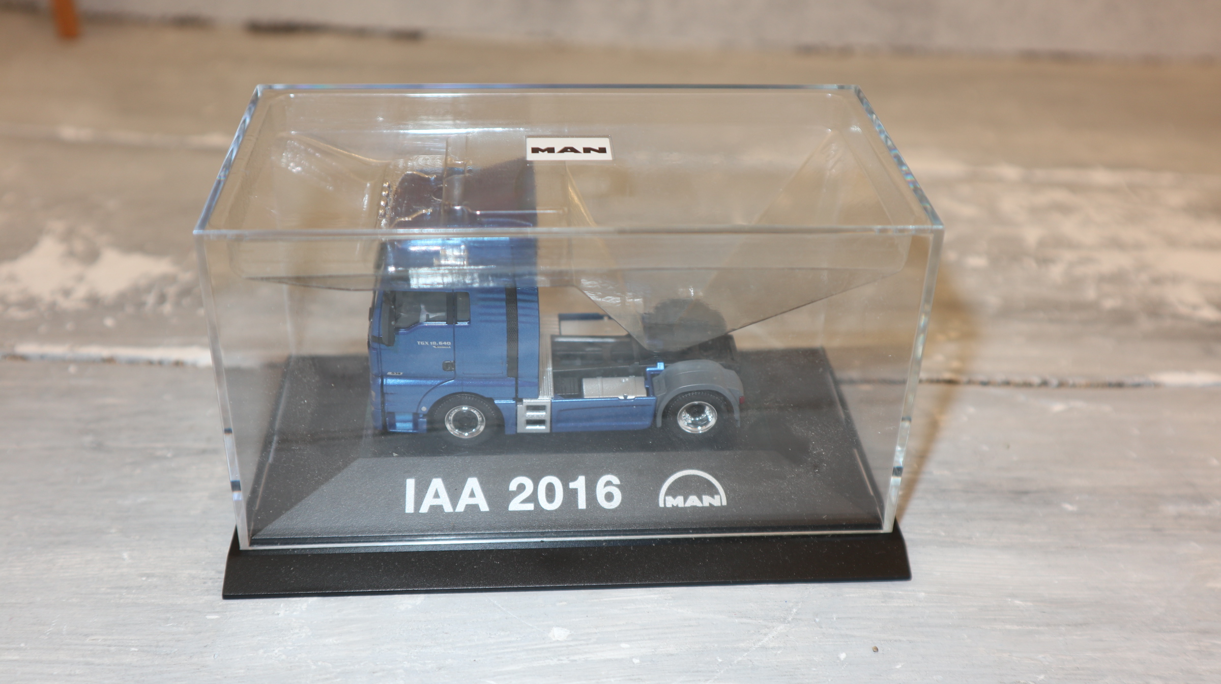 Herpa 1:87, MAN TGX XXL SZM Sondermodell IAA 2016 blaumetallic. NEU in OVP