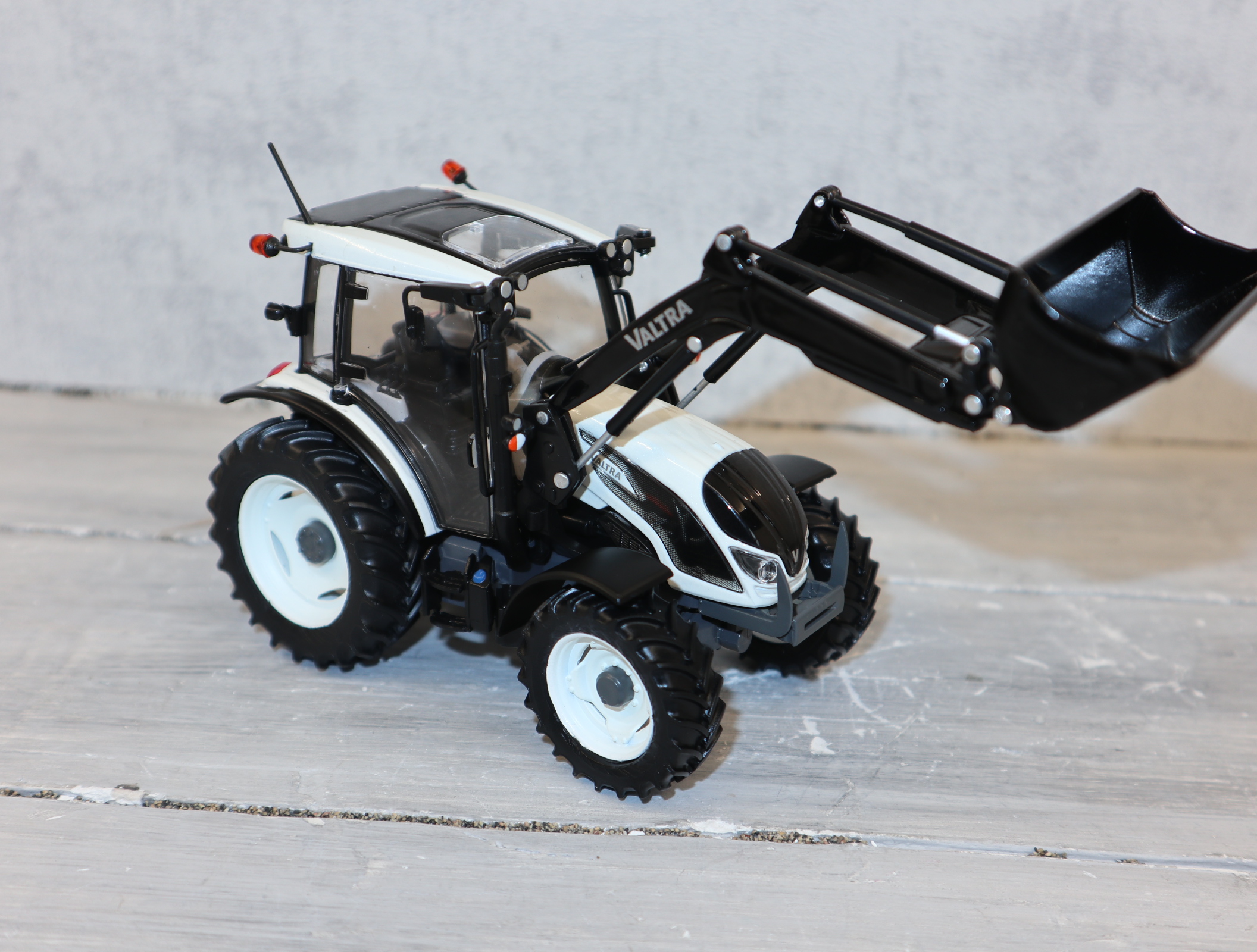 ROS 301542 in 1:32 VALTRA A104 weiß mit Frontlader NEU in OVP