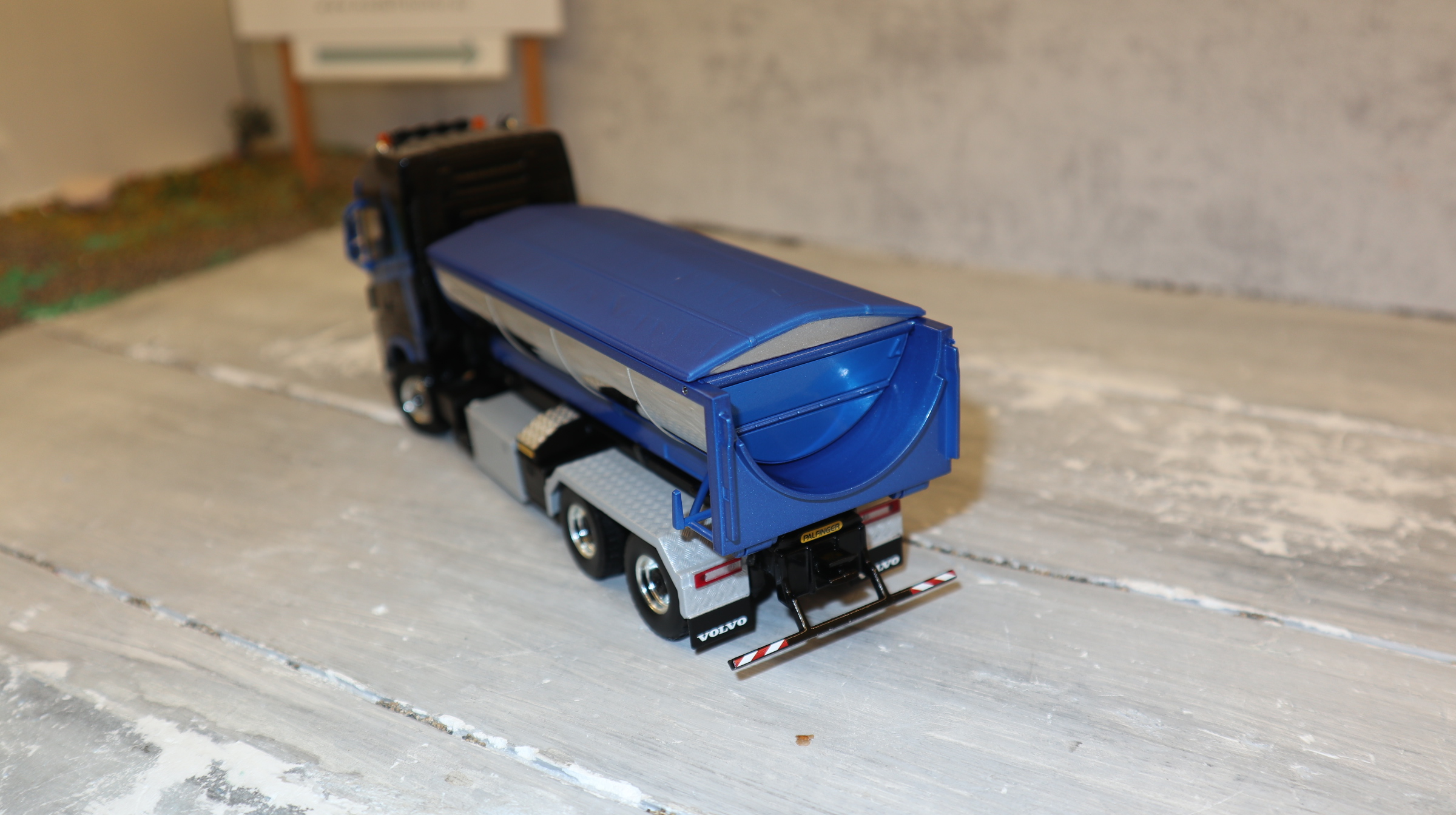 WSI 02-3794 in 1:50, Volvo FH5 6x4 schwarz-blau Palfinger Abroller + Thermomulde  NEU in OVP