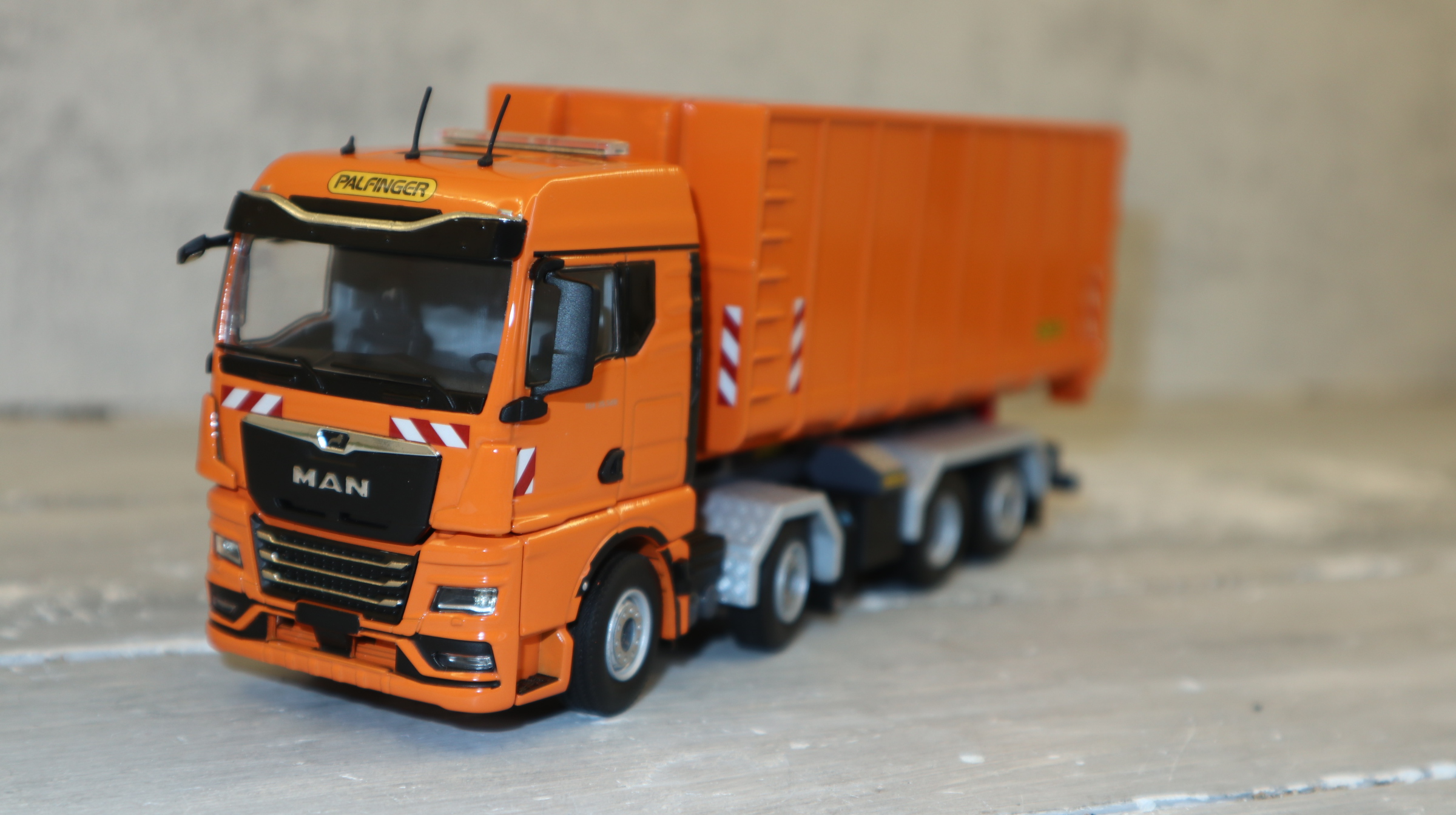 WSI 02-3791 in 1:50, MAN TGX 8x2 mit Palfinger Abroller und Container, NEU in OVP
