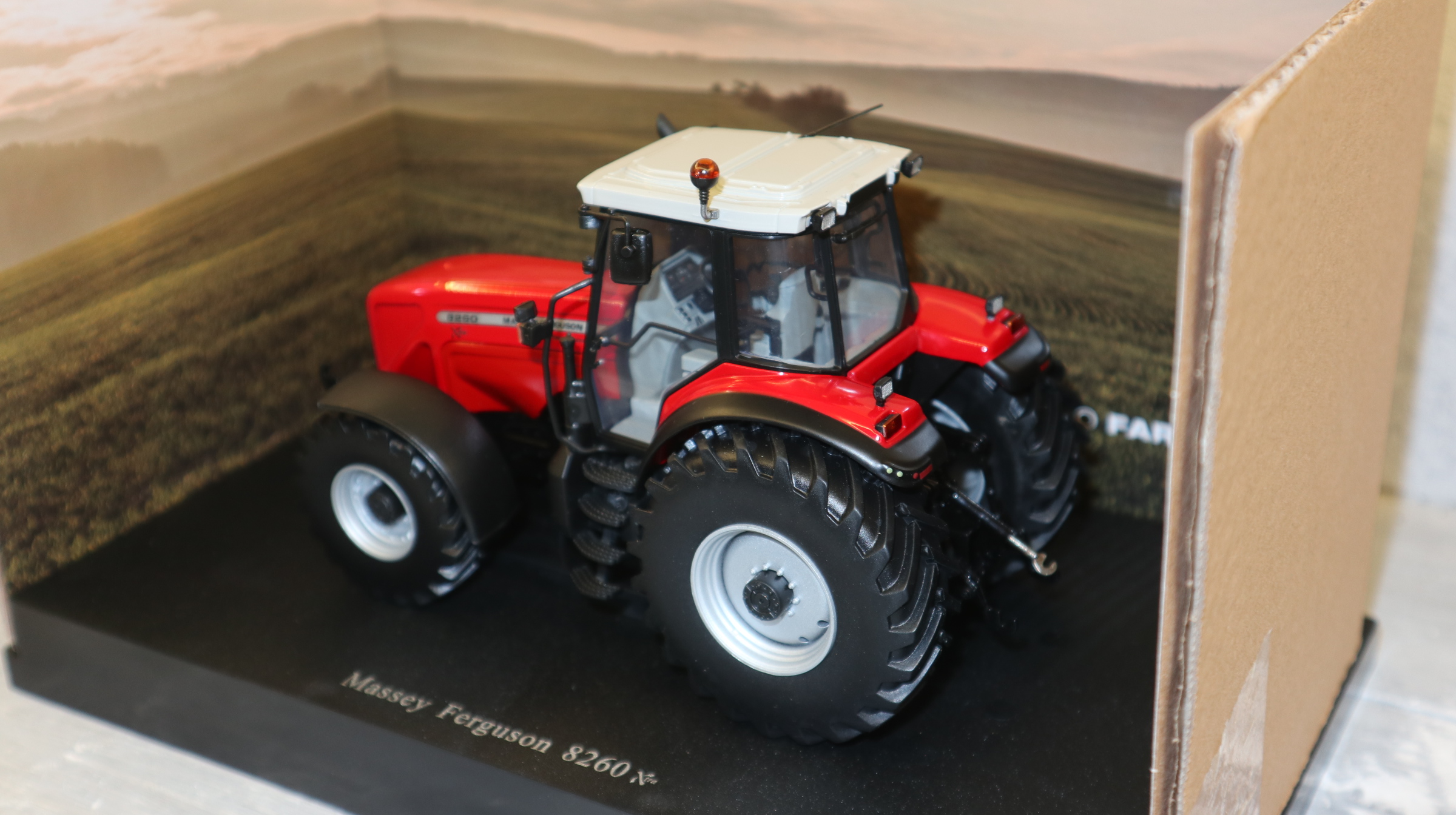 Universal Hobbies UH 5351 in 1:32,  Massey Ferguson 8260 Xtra,  NEU in OVP