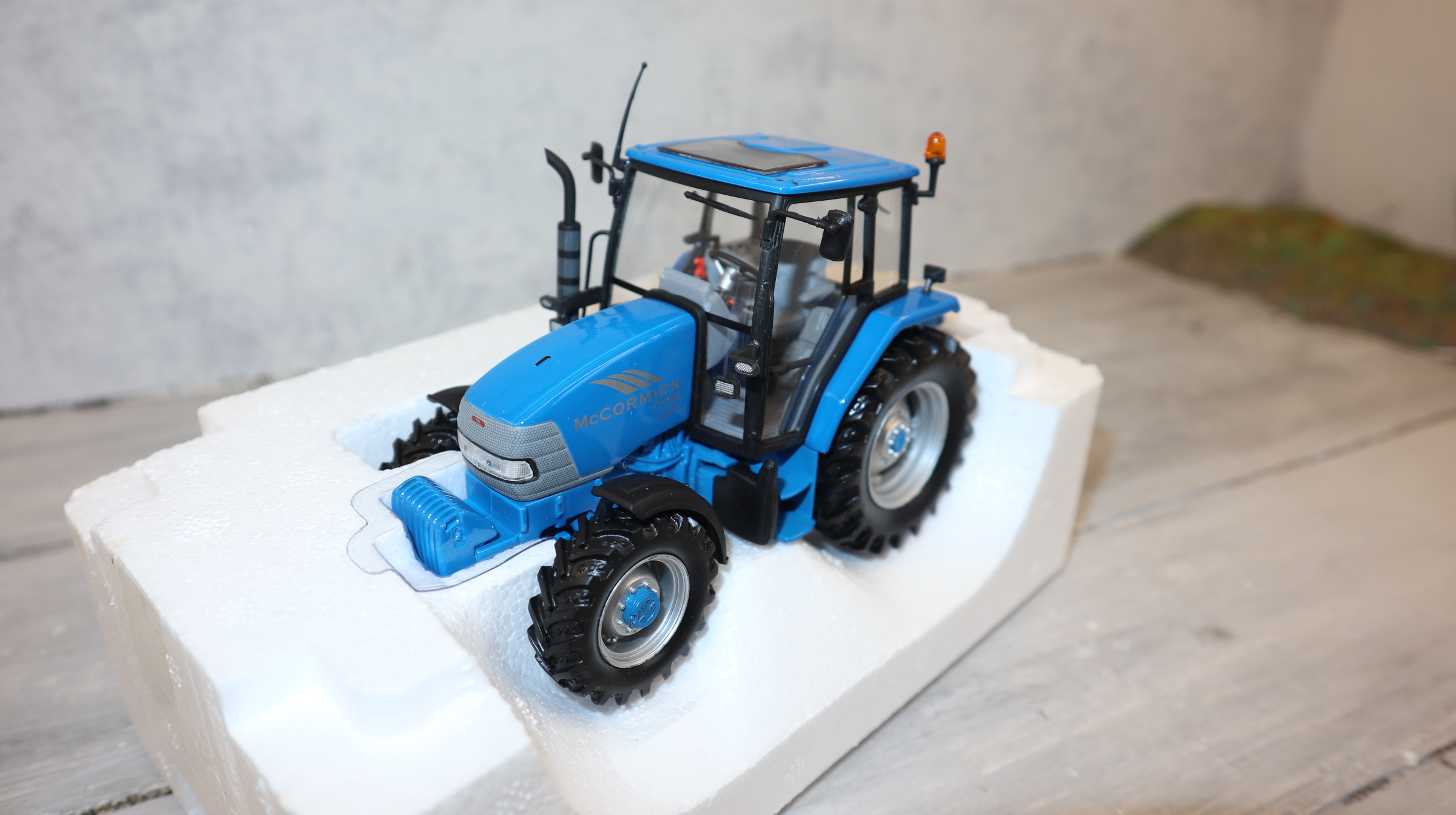 UH 2391 in 1:32,  Mc Cormik CX 105 in BLAU, Sondermodell aus UK, NEU in OVP