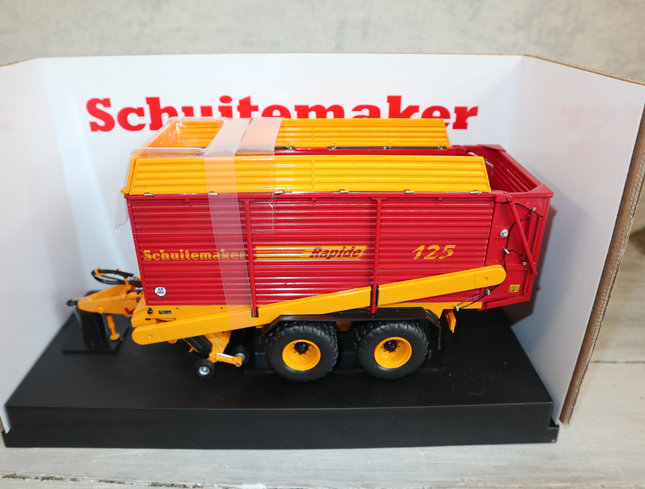 UH 2839 1:32  Sammelwagen Schuitemaker Rapide 125 neu in OVP