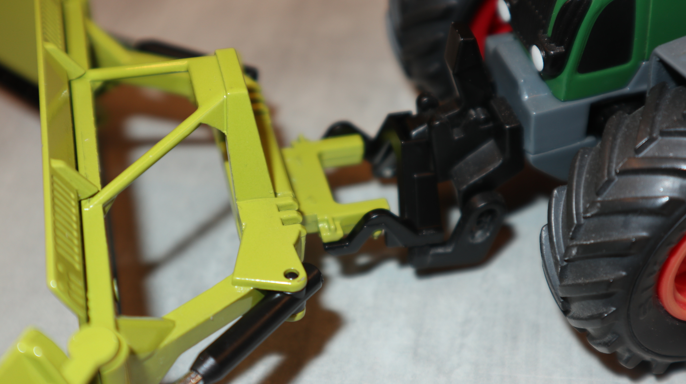 Siku 2467 in 1:32,  HOLARAS in Claas-grün, Maisschiebeschild MODELL-KONTOR 2026, NEU in OVP