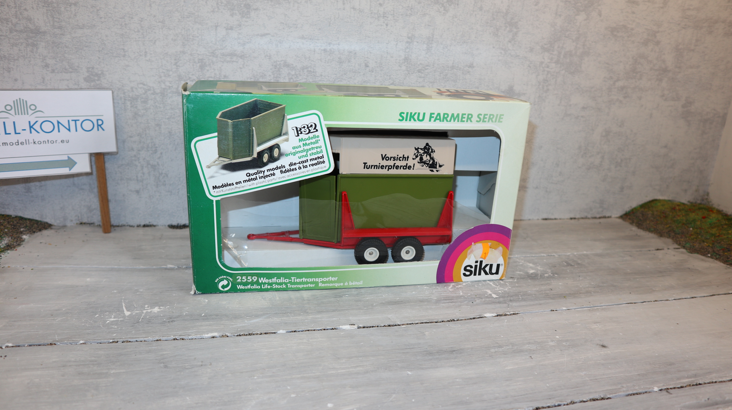 Siku 2559 in 1:32 Westfalia-Tiertransporter mit Plane und rotem Chassis , NEU in OVP