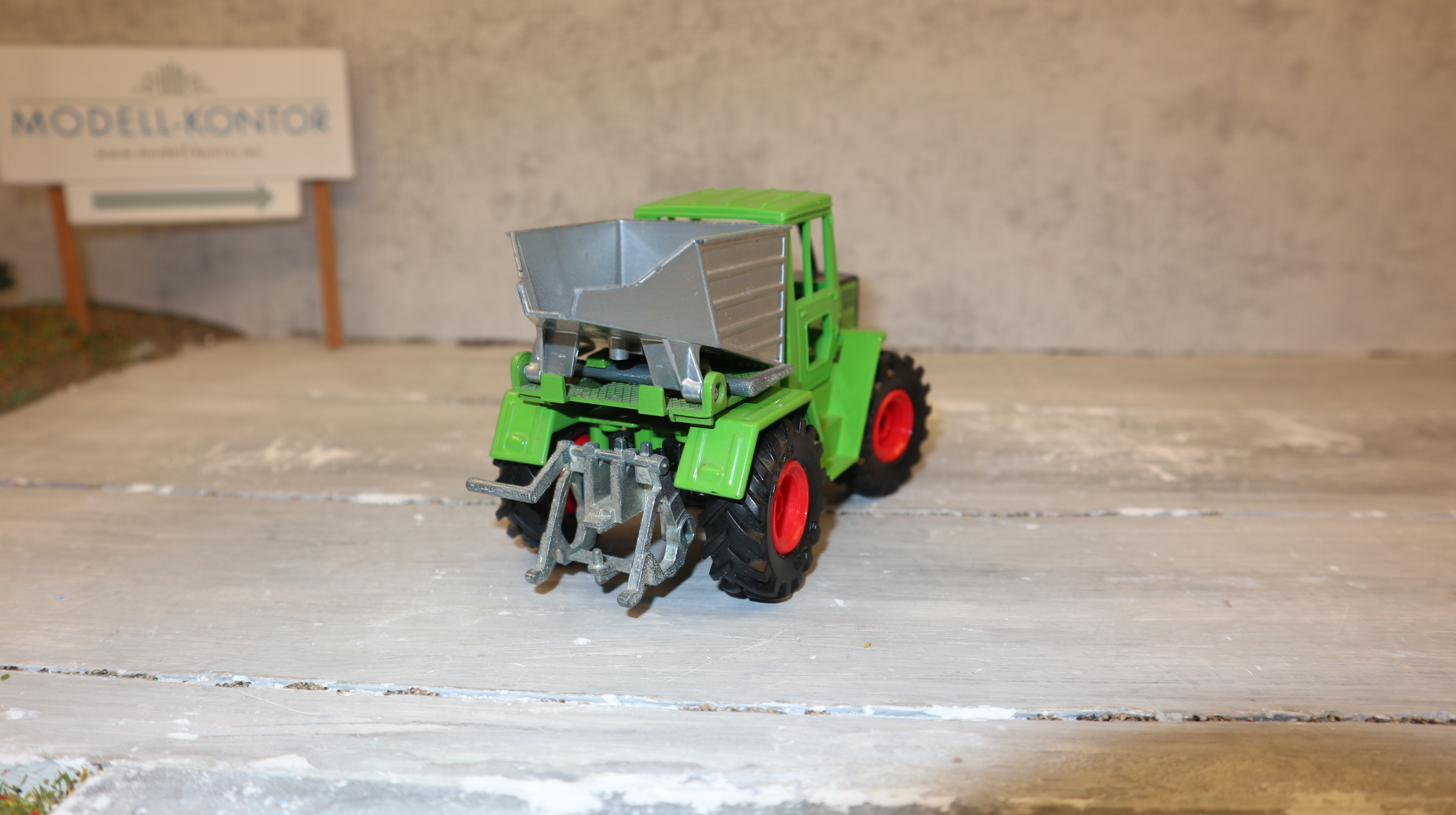 Siku 2951 in 1:32,  MB Trac 800 mit Kippmulde in grün (Version 2), TOP ohne OVP