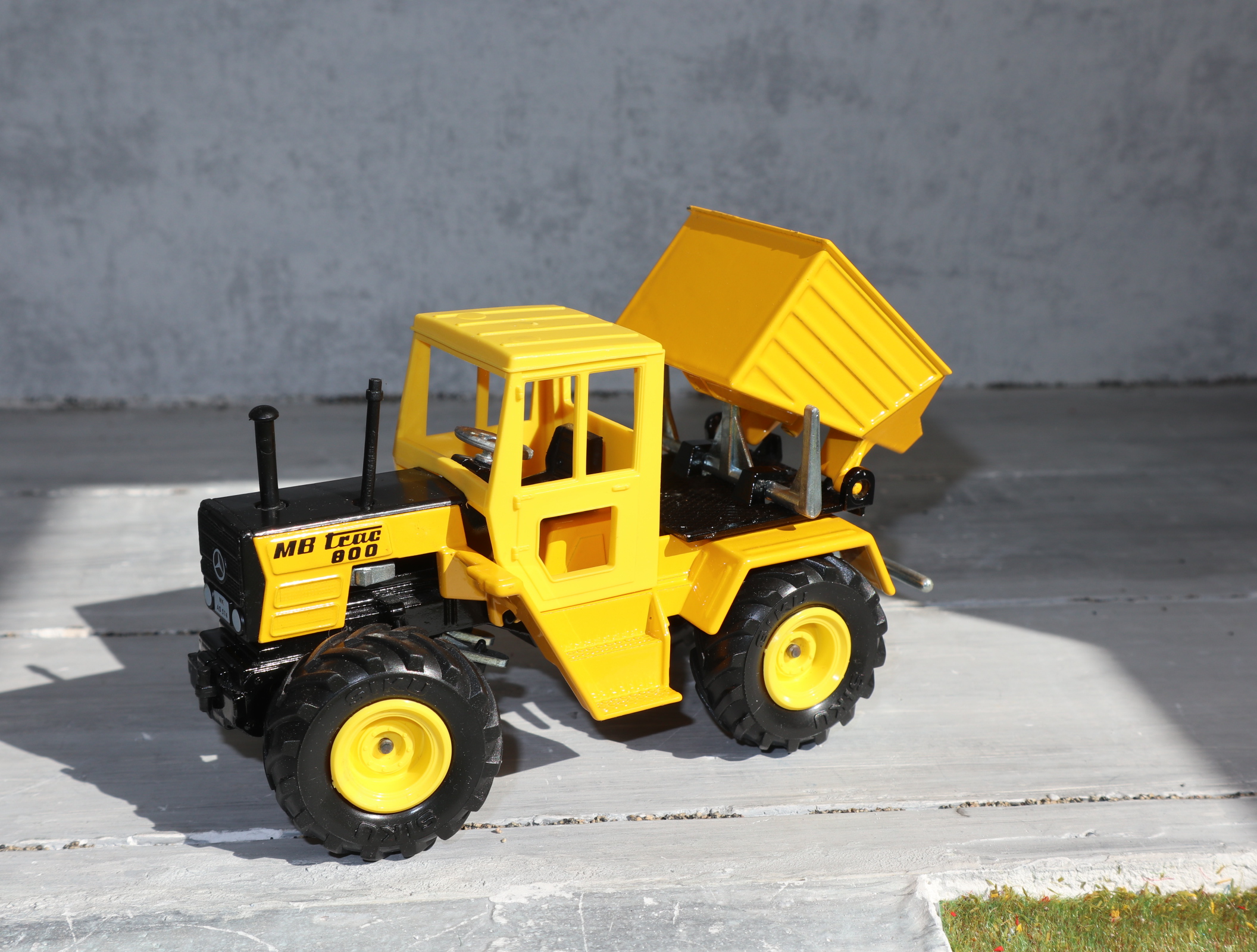 Siku 2951 in 1:32,  MB Trac 800 mit Kippmulde in GELB, NEU in OVP